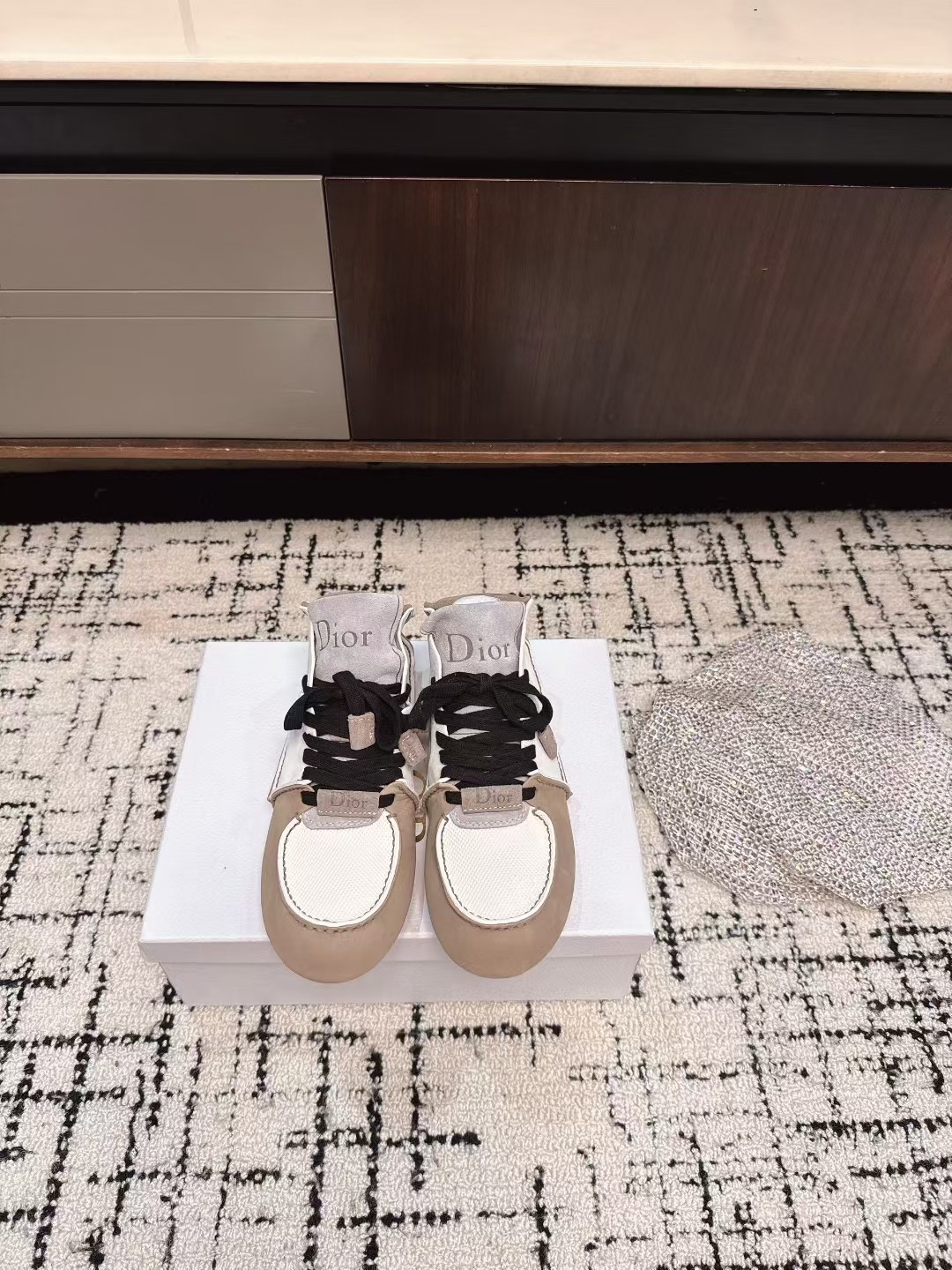 NO:448419,Purchasing grade Dior Roadie series, catwalk couples style, hand casual sports shoes, original purchase and development, making products, since Jonathan Anderson took over Dior men's clothing, this pair of Roadie shoes has opened a new chapter in the brand's shoes. On the basis of retaining the Dior luxury and precision spirit, the series boldly introduced the 'structural visibility' concept of the early Nike Considered series, using the method of 'left hand-crafted traces in the design', showing a tribute to sustainability and structure honesty. Fabric: original custom imported cowhide, inner lining, original custom leather, sole original mold-opening anti-slip rubber material, bottom thickness 2CM Size: women's model 35-40  Men's 39-45, casual shoes/sports shoes, dior, dior, sneakers, cowhide19860909代购级 Dior迪奥 Roadie 系列 走秀 情侣款 手休闲 运动鞋 原版购入开发 做货 自Jonathan Anderson 入主 Dior 男装后的首个系列,就以这双 Roadie 鞋款拉开品牌鞋履新篇章.系列在保留 Dior 奢华精工精神的基础上,大胆引入早期 Nike Considered 系列的“结构可见性”理念,用“设计中留下手工痕迹”的方式,展现出对可持续与结构诚实的致敬 面料:原版定制进口头层牛皮 内里原版定制皮里 鞋底原版开模防滑橡胶材质 底厚2CM Size:女款35-40 男款39-45,休闲鞋/运动鞋,dior,dior,sneakers,cowhide,Women's Shoes