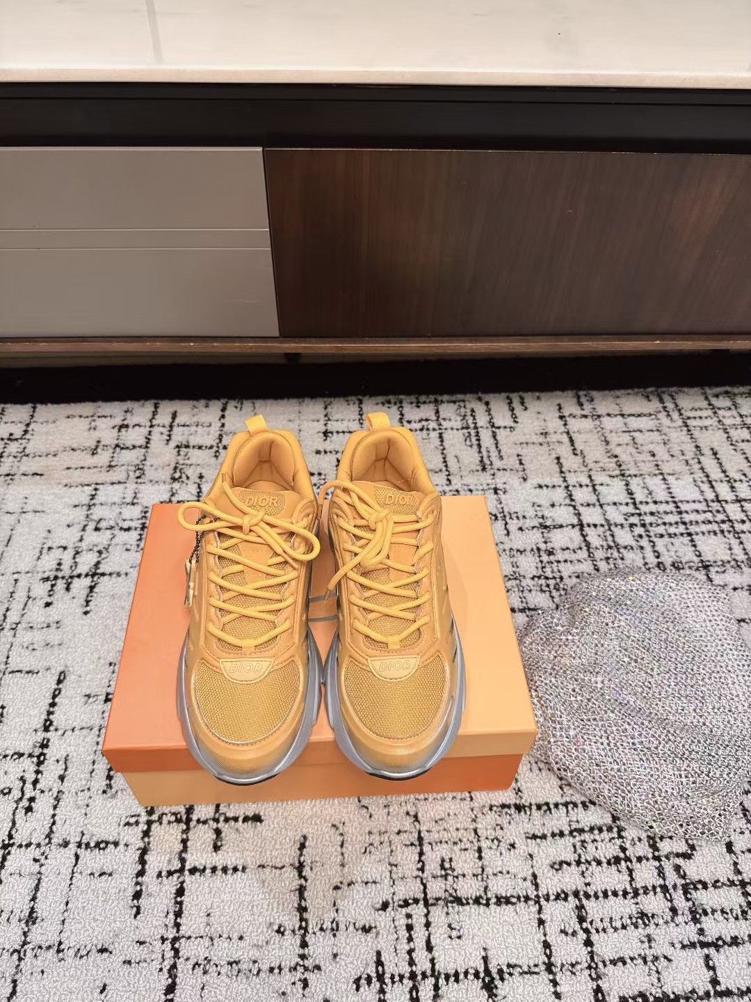 NO:448415,Dior Dior Dad Shoes Show latest Star Series This Dior Star Dad Shoes is a new product in autumn 2024. It is rich in classic series with a fashionable retro style. It is carefully crafted and can be matched with casual styles throughout the year. The Dior logo on the tongue of the Dad Shoes style shoe is also indicated that this pair of shoes is the B30 model!  B30 uses delicate textured leather and mesh fabric materials to splice the shoe body, and there are conspicuous letter CDs on both sides of the shoe body to indicate the identity, and the shoe body outlines the details, making the shoe look less monotonous and retro three-dimensional!  Exquisite packaging for delivery counter, original custom leather fabric, imported breathable net, sole open mold, anti-slip sole, 3.5CM thick, 3.5CM Size: women's model 35-40, men's model 39-45, dad shoes, dior, dior, sneakers, cowhide19860909Dior迪奥 老爹鞋 秀场最新Star系列 这款 Dior Star 老爹运动鞋是二零二四秋季新品,以时髦复古风格丰富经典系列.精心制作,可全年与休闲造型搭配 顺应复古市场的趋势的 Dad Shoes风格鞋款鞋舌上的Dior标志 也注明了这双鞋是B30的型号！B30运用了质感细腻的皮革和网眼布面材质拼接成鞋身,鞋身两侧有显眼的字母CD 表明身份,鞋身多处线条勾勒细节 让鞋子看起来不那么单调、复古立体感十足！配送专柜精美包装 面料原版定制牛皮 内里进口透气网里 鞋底开模防滑大底 底厚3.5CM Size:女款35-40 男款39-45,老爹鞋,dior,dior,sneakers,cowhide,Women's Shoes