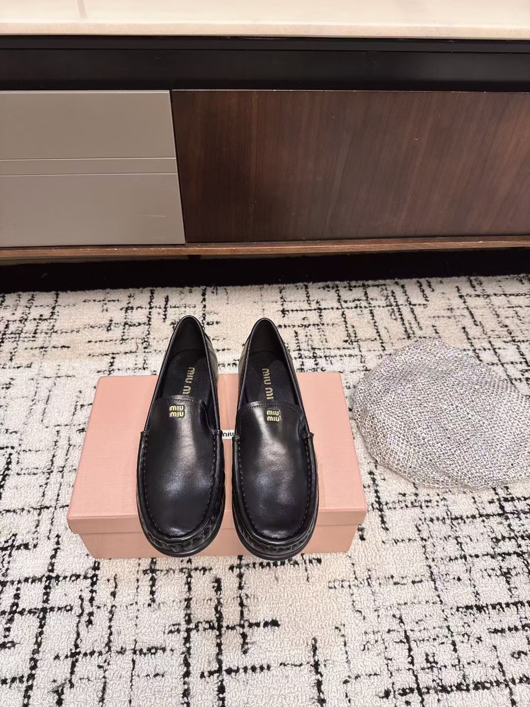 NO:448409,Miu Mi* 25ss new round-toed loafers This Brock shoe has a simple and classic design, decorated with two striped details of Miu Miu printed characters. The detailed design stands out among the many loafers. The overall shoe shape is round and delicate, not heavy at all, and can completely expose the ankles. The proportion of the leg lines is good. The old-fashioned feeling of the shoes is very exciting, especially the popular sports shoes in the previous few seasons. This time, the new leather buckle version was launched. It is quite interesting. The detailed design stands out among the many loafers. The overall shoe shape is round and delicate, not heavy at all, and can completely expose the ankles. The proportion of the leg lines is good. The upper cowhide/suede inner sheepskin outsole Italian leather big sole  Size35-40 (40 custom made without return), loafers, miumiu, loafers, sneakers, cowhide, sheepskin, chamois leather, Leather soles19860909Miu Mi* 25ss 新款圆头乐福鞋 这款布洛克鞋线条简约设计经典,饰以Miu Miu印字两处条纹细节.细节的设计在一众乐福鞋中脱颖而出,整体鞋型圆滑秀气一点不笨重,可以完全露出脚踝处,称的腿部线条比例较好 鞋子的做旧感很戳我,尤其是前几季很是热门的运动鞋款,这次推出了皮革搭扣版本新作,挺有意思,细节的设计在一众乐福鞋中脱颖而出,整体鞋型圆滑秀气一点不笨重,可以完全露出脚踝处,称的腿部线条比例较好 鞋面牛皮 /麂皮 内里羊皮 大底意大利真皮大底 Size35-40（40订做不退换）,乐福鞋,miumiu,loafers,sneakers,cowhide,sheepskin,chamois leather,Leather soles,Women's Shoes