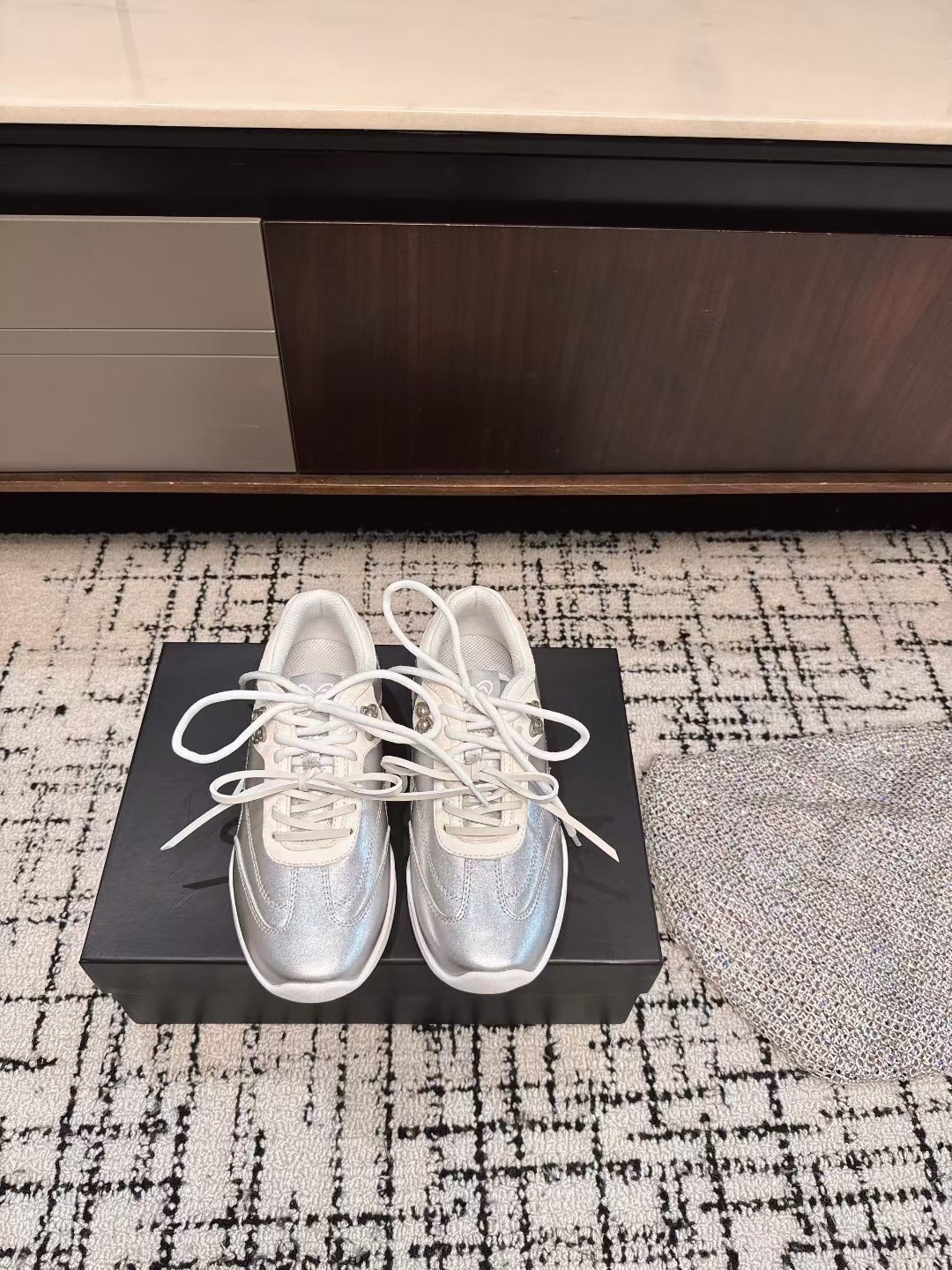 NO:448402,Purchasing grade ANN DEMEULEMEESTE 25s latest classic German training shoes. The new autumn and winter models continue to be in the new market!  24sann's latest classic moral training shoes!  This one is really classic, the shoes are really light and comfortable, and it is the classic design style of Maillard!  The upper adopts a leather splicing design without a large contrasting color element, which makes it more return to the original!  Material cowhide/outsole original outsole Size#35-40 (40 custom made without return or exchange), casual shoes/sports shoes, sneakers, cowhide19860909代购级 ANN DEMEULEMEESTE 25s最新款 经典德训鞋 秋冬新款持续上新中！24sann最新款经典德训鞋！ 这款真的非常的经典,鞋子真的炒鸡轻便舒适,整个就是美拉德的经典设计风格！ 鞋面采用皮面的拼接设计没有很大的撞色元素更加的回归原始！ 材质牛皮/大底原版大底 Size#35-40（40订做不退换）,休闲鞋/运动鞋,sneakers,cowhide,Women's Shoes