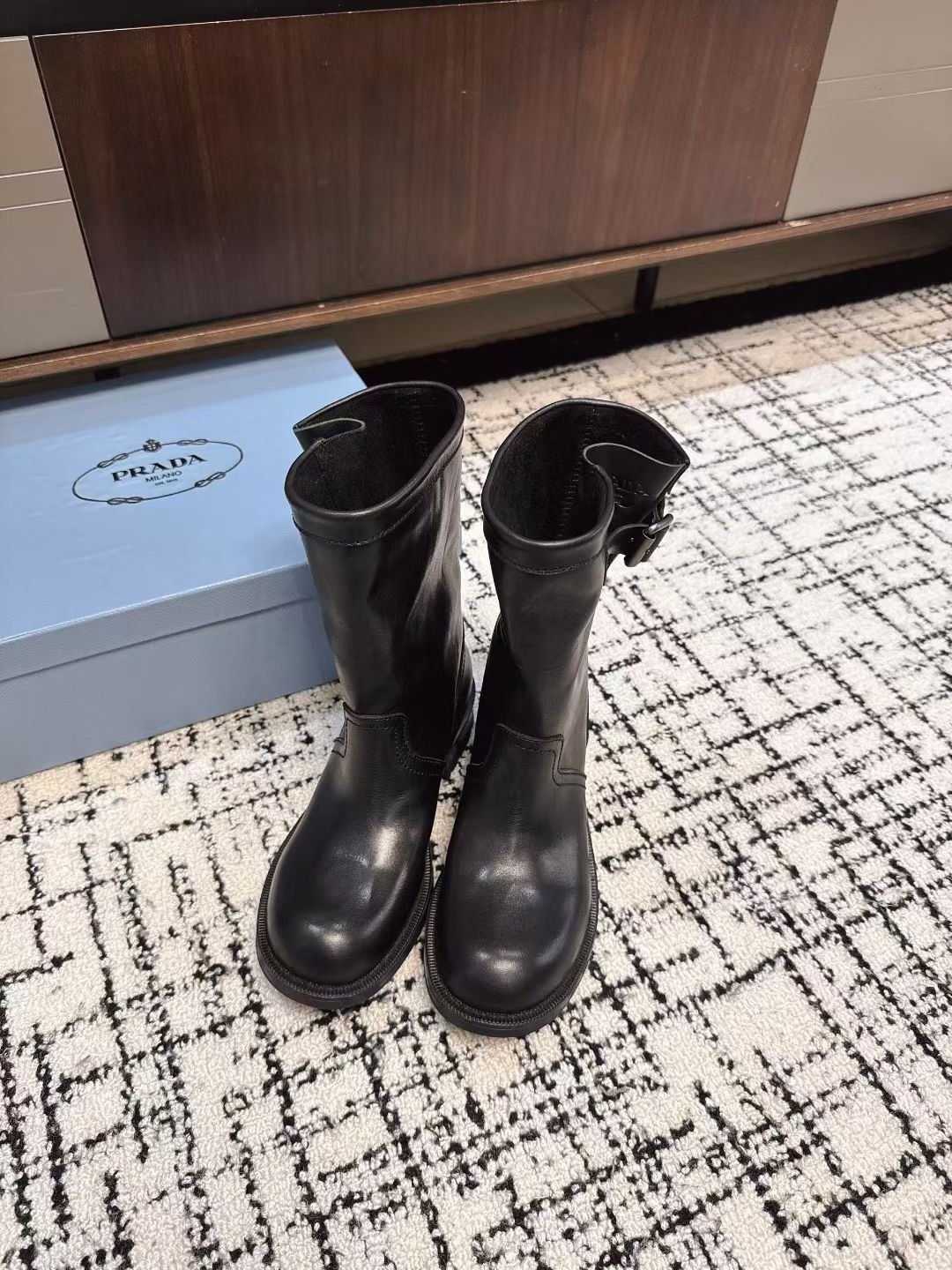 NO:459737,Prad* Prad* 25ss Autumn and Winter Thick-soled Knight Boots Fashion Thick-soled Casual Boots, unique flavor, everyone loves and easily controls it. It will explode every year. There is also a versatile and classic shoe last that can conquer you. Wear it, increase your height and relax without making mistakes, and it is simple and handsome. Upper cream and oil calf, water dyed cowhide, large sole leather combination anti-slip sole Size35-40 (40 custom made, no return or exchange), boots, prada, prada, boots, cowhide19860909Prad* 普拉达 25ss 秋冬 厚底骑士靴长靴 时尚厚底休闲长靴 ,独到味道,人人都爱也轻松驾驭 每年都会爆.还有就是百搭经典的鞋楦,足以征服你,穿上它,增高休闲两不失误,上脚简单帅气 鞋面树膏油脂小牛 内里水染牛皮 大底真皮组合防滑底 Size35-40（40订做不退换）,靴子,prada,prada,boots,cowhide,Women's Shoes