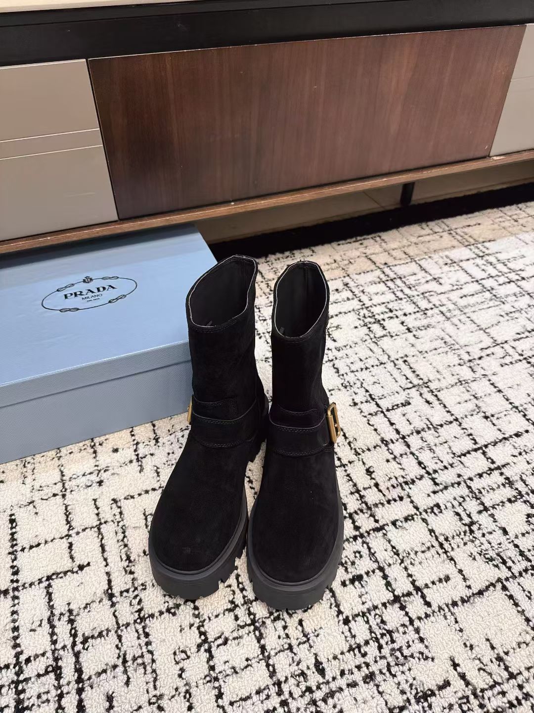 NO:459743,Prad* Prad* 25ss Autumn and Winter Thick Sole Mid Boots Fashion Thick Sole Casual Mid Boots, unique flavor, everyone loves and easily controls it. It will explode every year. There is also a versatile and classic shoe last that can conquer you. Wear it, increase your height and be casual without making mistakes, and it is simple and handsome. Suede upper (cowhide) inner sheepskin Outsole Original Outsole Size35-40 (40 custom made without return), boots, prada, prada, boots, cowhide, sheepskin, chamois leather19860909Prad* 普拉达 25ss 秋冬 厚底中筒靴 时尚厚底休闲中筒靴 ,独到味道,人人都爱也轻松驾驭 每年都会爆.还有就是百搭经典的鞋楦,足以征服你,穿上它,增高休闲两不失误,上脚简单帅气 鞋面麂皮（牛皮） 内里羊皮 大底原版大底 Size35-40（40订做不退换）,靴子,prada,prada,boots,cowhide,sheepskin,chamois leather,Women's Shoes