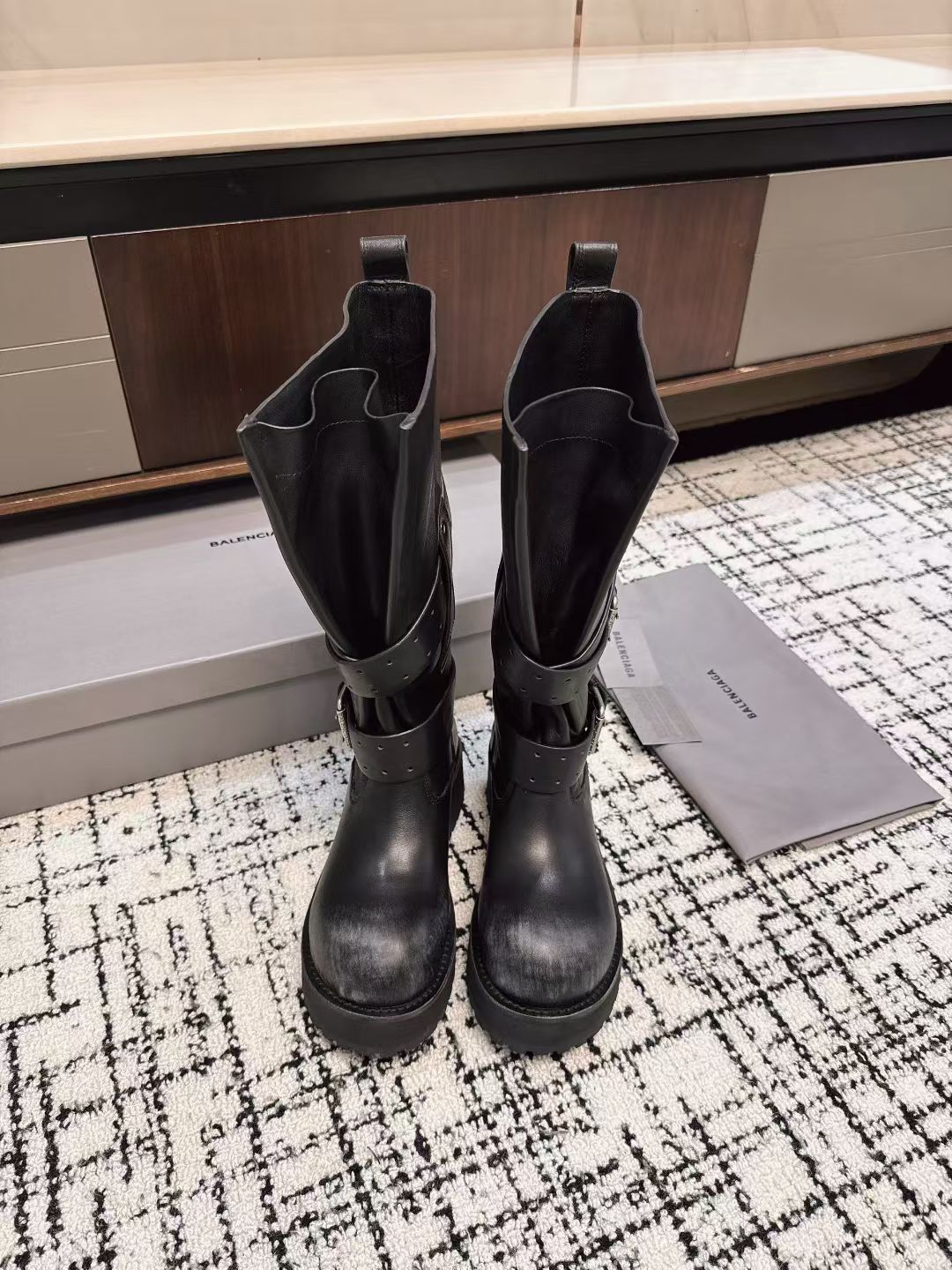 NO:459751,【BALENCIAGA】Balenciaga/Early Spring Martin Boots, Best Shoe King of the Year, Wearable in all seasons, Model production took 2 months, ZP details were restored extremely, I was always thinking about it as soon as I was on the counter. YYDS fabric full-grain cowhide, inner footbed cowhide Original private mold ZP rubber sole, size 35-41 42 inch P, 14 inch original packaging, boots, balenciaga, balenciaga, boots, cowhide19860909【BALENCIAGA】巴黎世家/早春马丁靴  年度最佳鞋王 四季可穿  历时2个月开模制作 ZP细节还原度极致  专柜刚上就心心念念必入款 YYDS  面料全粒面牛皮  内里垫脚牛皮  原版私模ZP橡胶大底  码数35-41  42寸P ,14寸原版包装,靴子,balenciaga,balenciaga,boots,cowhide,Women's Shoes