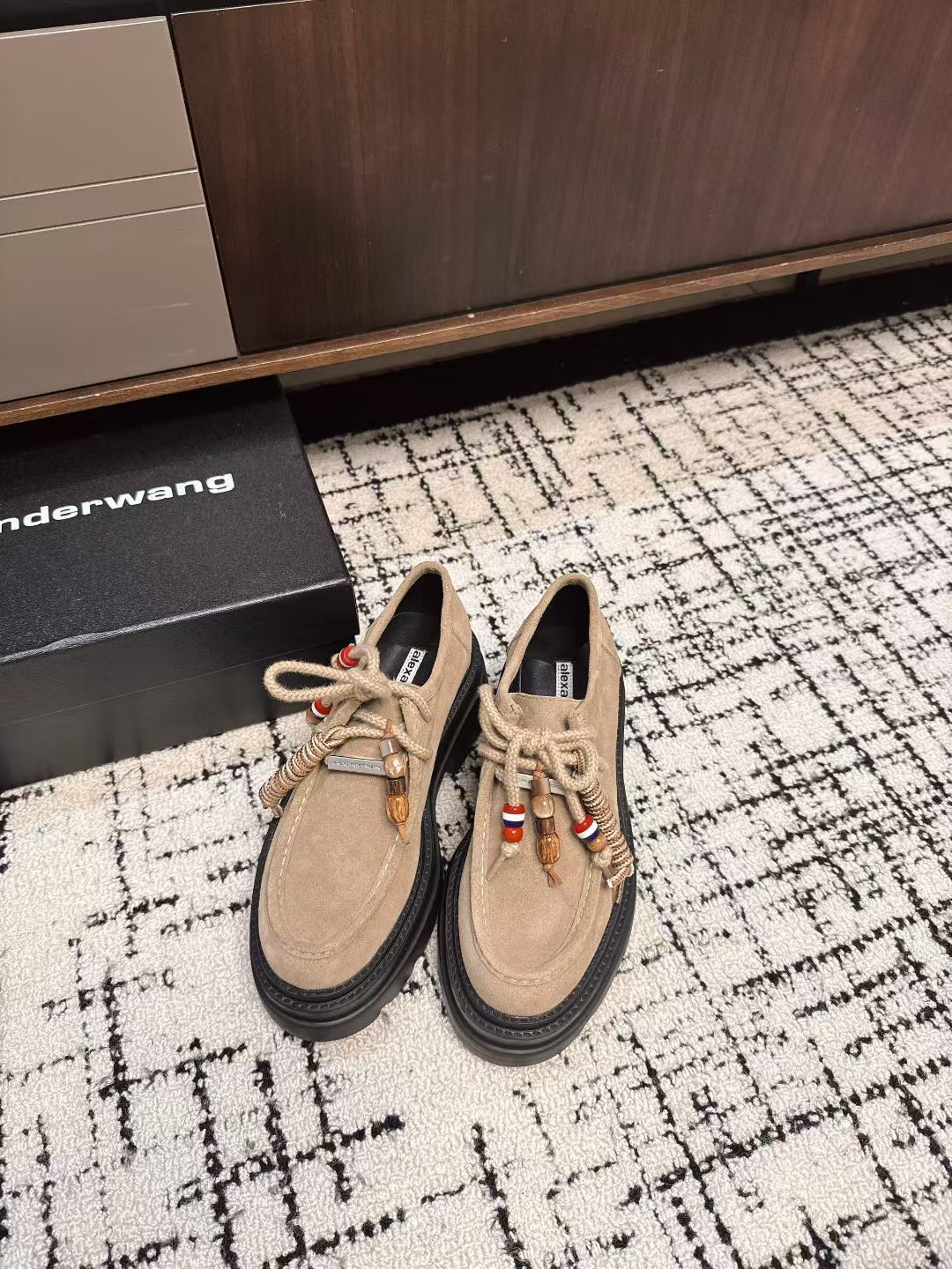 NO:466872,Purchasing grade Alexander Wang aw carter Jennie This thick-soled loafer is so amazing, the same loafer comes from the King of Pressure Mountain HaileyBieber!  Compared with the previous old models and your home, the new model looks taller and slimmer. In addition to the classic black, it is all low-key and useless color combinations. Suede Pigeon is paired with the iconic brand logo, and the 5.5cm thick bottom design can easily have long legs!  Size35-39 (40 customization without return or exchange), loafers, alexander wang, cartier, loafers, chamois leather19860909代购级 Alexander Wang aw carter Jennie 大王这 厚底乐福鞋好绝,同款乐福鞋来自压力山大王 HaileyBieber撞鞋！ 新款相比之前的老款和你家的显高显瘦,除了经典黑色 都是低调白搭的配色 麂皮皮哥搭配标志性的品牌徽标,加上5.5cm厚底设计轻松拥有大长腿！ Size35-39（40定制不退换）,乐福鞋,alexander wang,cartier,loafers,chamois leather,Women's Shoes