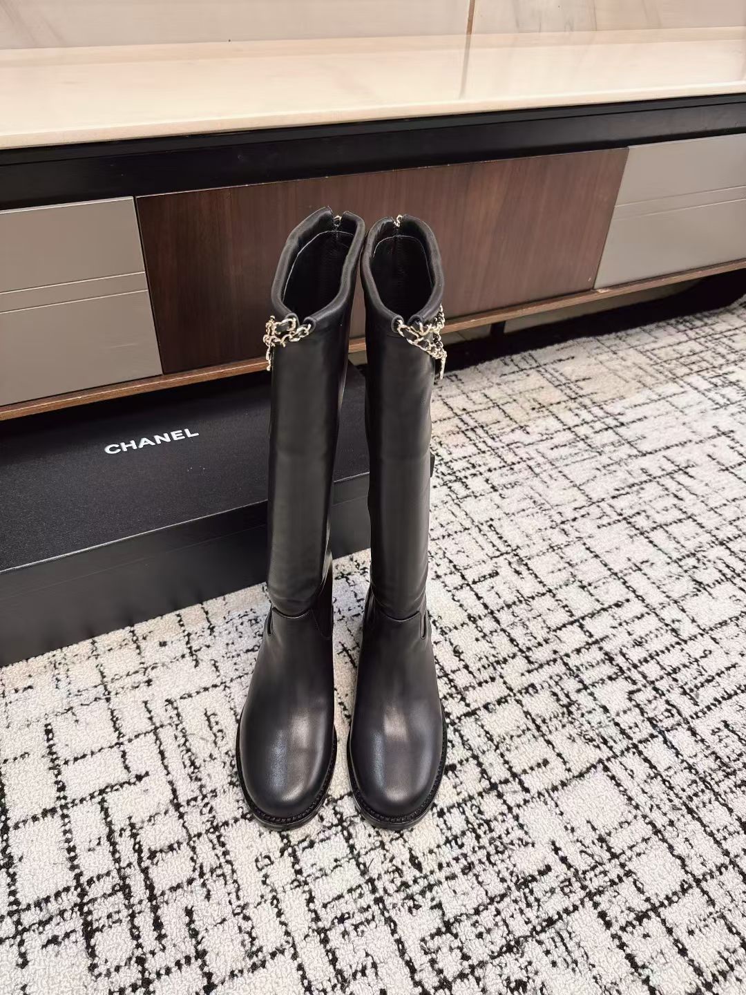 NO:466866,Purchasing-grade short style, long Chanel Chanel 25 autumn and winter small suede color-blocking knight short boots high boots!  Retro style Martin boots Unique western boot design Smooth curves, irregular edges like free lines in the wilderness!  With a casual and free taste, let every step be unrestrained and refined!  Whether it is paired with capable suit pants to create a cool urban style or matching with flowing dresses to create a beautiful combination of hardness and softness. Or it is paired with jeans to interpret the authentic western style!  Upper is made of imported cowhide, imported suede, inner foot pad water dyed cowhide Size35-41 (40 41 custom made without return), boots, chanel, chanel, boots, skirts, jeans, business suit, cowhide, chamois leather19860909代购级短款 长款 Chanel 香奈儿25秋冬小香麂皮拼色一脚蹬骑士短靴高靴！复古风马丁靴 独特的西部靴筒设计 流畅的曲线,不规则的边缘如同旷野中的自由线条！带着随性洒脱的味道.让每一步都踏出不羁与精致！ 无论是搭配干练的西装裤 打造都市酷飒风 还是与飘逸的连衣裙相配 碰撞出刚柔并济的美感.亦或是配上牛仔裤 演绎原汁原味的西部风情！ 鞋面采用进口牛皮 进口麂皮 内里垫脚水染牛皮 Size35-41（40 41定做不退换）,靴子,chanel,chanel,boots,skirts,jeans,business suit,cowhide,chamois leather,Women's Shoes