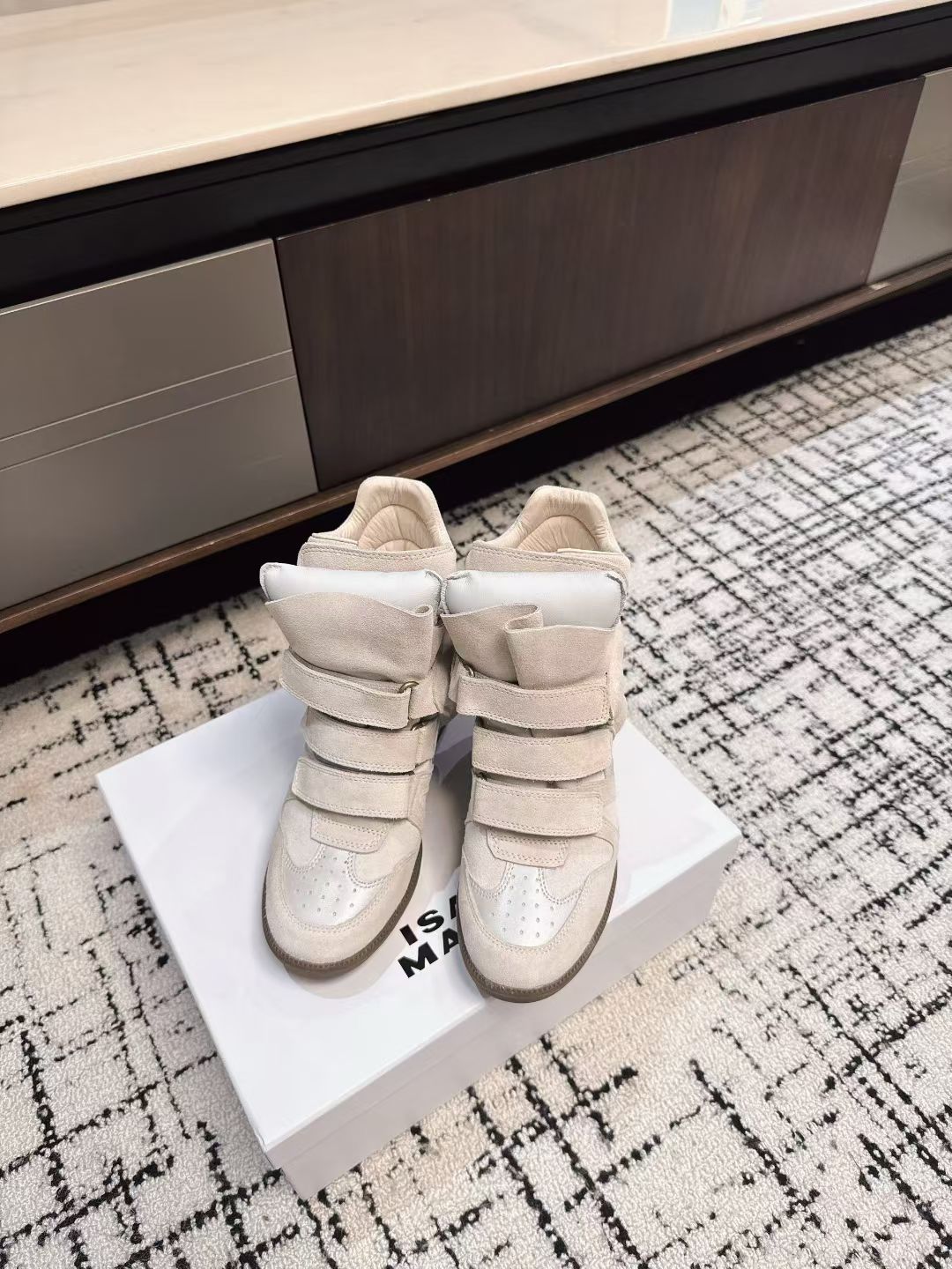 NO:481498,ISABEL MARAN* Isabelle 25 new autumn and winter models are popular for INS celebrity bloggers!  A pair of simple and high-end boots... The original 1:1 replica hidden line bottom!  The feet feel very comfortable and versatile!  Super suitable for street photography, IsabelMarant first launched the brand's famous wedge sneakers in 2011. Soon, Marant became famous for this shoe and cooperated with Converse, H&M and other brands. Upper beef fleece/cowhide inner sheepskin outsole rubber outsole Size35-40 (40 custom made without return) In, snow boots, converse, versace, boots, sneakers, cowhide, sheepskin19860909ISABEL MARAN* 伊莎贝尔25款秋冬新款 INS网红博主热推！一双简单又不失高级的靴子...原版1:1复刻隐线大底！脚感特别舒适 随意百搭！超级适合街拍,好穿有IsabelMarant 于 2011 年首次推出了品牌的著名单品坡跟运动鞋 Bekett.很快,Marant 就因这款鞋款而声名鹊起,并与 Converse、H&M 等品牌合作 鞋面牛反绒/牛皮 内里羊皮 大底橡胶大底 Size35-40（40订做不退换） 在,雪地靴,converse,versace,boots,sneakers,cowhide,sheepskin,Women's Shoes