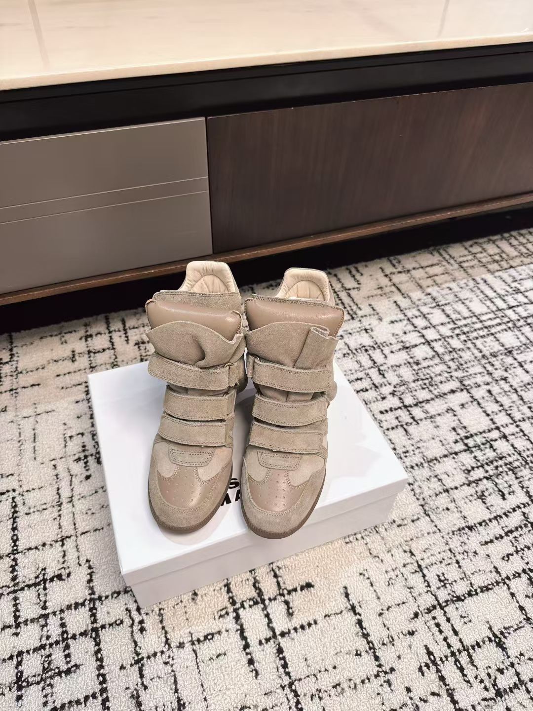 NO:481505,ISABEL MARAN* Isabelle 25 new autumn and winter models are popular for INS celebrity bloggers!  A pair of simple and high-end boots... The original 1:1 replica hidden line bottom!  The feet feel very comfortable and versatile!  Super suitable for street photography, IsabelMarant first launched the brand's famous wedge sneakers in 2011. Soon, Marant became famous for this shoe and cooperated with Converse, H&M and other brands. Upper beef fleece/cowhide inner sheepskin outsole rubber outsole Size35-40 (40 custom made without return), snow boots, converse, versace, boots, sneakers, cowhide, sheepskin19860909ISABEL MARAN* 伊莎贝尔25款秋冬新款 INS网红博主热推！一双简单又不失高级的靴子...原版1:1复刻隐线大底！脚感特别舒适 随意百搭！超级适合街拍,好穿有IsabelMarant 于 2011 年首次推出了品牌的著名单品坡跟运动鞋 Bekett.很快,Marant 就因这款鞋款而声名鹊起,并与 Converse、H&M 等品牌合作 鞋面牛反绒/牛皮 内里羊皮 大底橡胶大底 Size35-40（40订做不退换）,雪地靴,converse,versace,boots,sneakers,cowhide,sheepskin,Women's Shoes