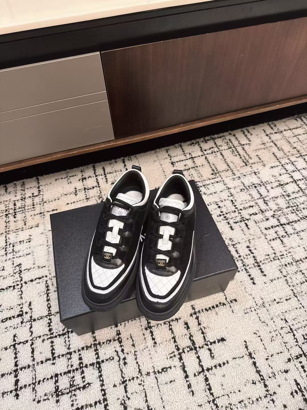 NO:481482,Purchase grade CHANEL 25ss new autumn and winter sports shoes, official website synchronized, counter out of stock king, major bloggers social day promotion, this season's new model is simply closed, looks crazy and beautiful, casual and sporty style, cool and natural, interpreting Chanel's fashionable feminine temperament. Overall customization makes all sports models on the market at that time obsolete, this series is now on sale~ The upper is customized imported lychee pattern calfskin customized matte calfskin, the inner original one-to-one professional custom mesh cloth, the original hardware version is full set of mold opening (not universal for the market) Outsole original custom mold opening TPU combination sole height 4 cm Size#35-40 (40 custom made no return or exchange), casual shoes/sports shoes, chanel, chanel, sneakers, cowhide19860909代购级 CHANEL 25ss 秋冬新款运动鞋 官网同步上 专柜断货王 各大博主社交日推款 这季新款简直闭眼入,上脚狂好看,率性的休闲运动风,飒爽又自然,演绎香奈儿的时髦女性气质 整体定制令当时市面上的所有运动款变得过时,本系列现已登陆发售～ 鞋面采用定制进口荔枝纹小牛皮定制磨砂小牛皮 内里原版一比一专业定制网布 五金原版全套开模 (非市场通用) 大底原版定制开模TPU组合大底 高度4公分 Size#35-40（40定做不退换),休闲鞋/运动鞋,chanel,chanel,sneakers,cowhide,Women's Shoes