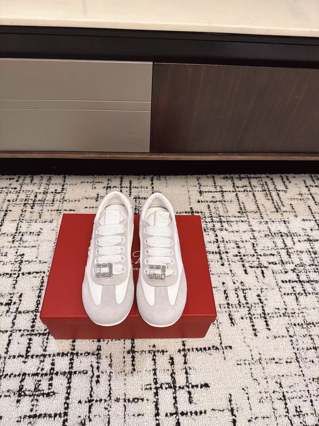 NO:481490,Purchasing level Roger vivier Rv 25ss Latest Moral Training Casual Moral Training Shoes Casual Moral Training Shoes Bazi who pays attention to comfort must keep this one!  Dongguan version, original development, style counters one to one, details processing counters one to one. Classic and simple style design, versatile and not picky, delicate, light and soft, beauty and strength coexist!  The versatile commuting color matching synchronized on the official website is closed!  Whether it is the feeling of the feet or appearance, it is light and soft Oxford soft sole, strong toughness, soft, light, non-slip and wear-resistant, and the edge of the shoe further ensures the comfort of the foot and does not rub the feet!  Imported silk/imported suede inner sheepskin footrest, outsole rubber sole Size35-40 (40 custom made without return), casual shoes/sports shoes, roger vivier, sneakers, sheepskin, real silk, chamois leather19860909代购级 Roger vivier Rv 25ss 最新德训休闲鞋 休闲德训鞋 注重舒适度的宝子一定要留这款！莞产版本,原版开发,版型专柜一比一,细节处理专柜一比一 经典简约的款式设计,百搭不挑人,上脚秀气,轻盈柔软,美貌与实力并存！官网同步的百搭通勤配色闭眼收！ 无论脚感还是颜值都是天花板的存在,又轻又软牛津软大底,韧性强 柔软 轻便防滑耐磨,鞋口包边进一步保证上脚舒适感,不磨脚！ 鞋面进口真丝/进口麂皮 内里羊皮垫脚 大底橡胶大底 Size35-40（40订做不退换）,休闲鞋/运动鞋,roger vivier,sneakers,sheepskin,real silk,chamois leather,Women's Shoes