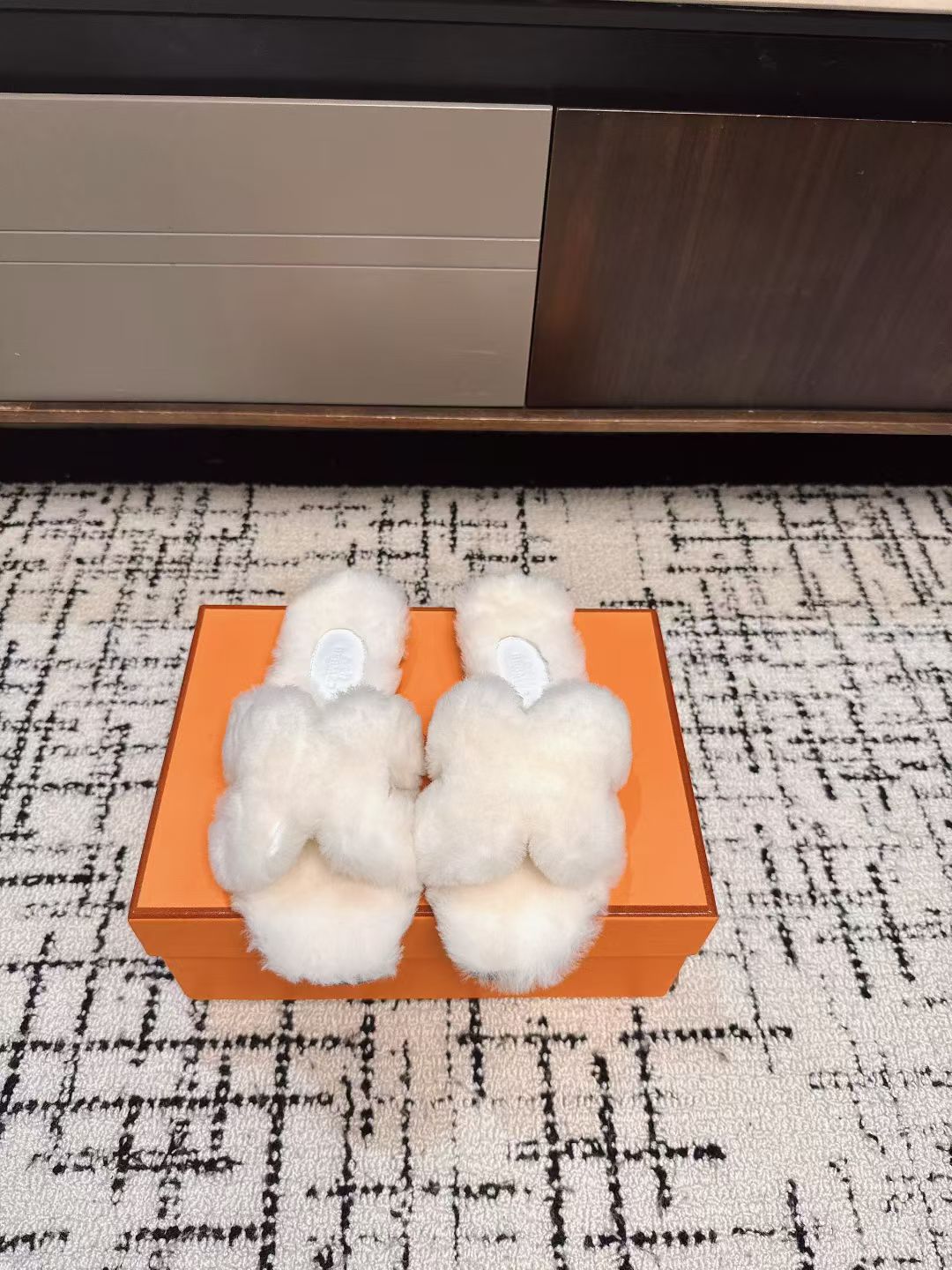 NO:481474,Hermes classic H-drag, high-end version, classic evergreen series, fabric, fur, bag midsole, wool, wool, straight hair, all midsoles, genuine leather slurry + Italian method combination midsole, outsole, Italian genuine leather sole, hand-made nailing process, size 35-40 (original full set of packaging) Details can be seen with the naked eye, original replica, original single product can be compared, fur shoes and slippers, hermes, hermes, slippers19860909Hermes爱马仕经典H拖 高定版本  经典常青树系列单品 面料 皮毛一体毛 包中底料 毛质剪糕直毛  所有中底料 真皮皮浆+意大利做法组合中底 大底 意大利真皮底手工打钉工艺 码数35-40（原版全套包装） 细节肉眼可见原版复刻 原单货可对比,毛毛鞋拖鞋,hermes,hermes,slippers,Women's Shoes