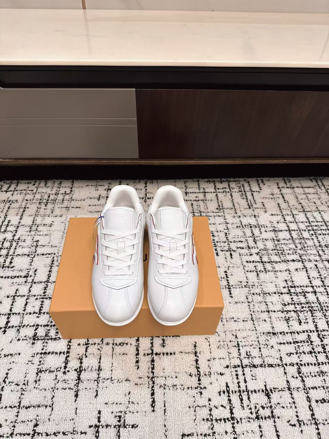 NO:481460,Purchase grade L family Louisfei Dong Jointly Chained catwalk style fat den thick sole casual sports shoes Forrest Gump shoes This series includes from simple-style sports shoes to eye-catching running shoes. L stands out with its iconic thick sole and modern aesthetics, while other styles use luxurious suede, leather and canvas materials. Some sports shoes are designed with futuristic design, emphasizing functionality and comfort, and moving towards sports-style luxury shoes Fabric: Original custom-made top cowhide lining inner lining: Imported breathable net Sole: Original open mold-proof TPU material Thick sole 3CM Size: Women's 35-40 (for women's 40 custom-made non-return) Men's 39-44 (for men's 44 custom-made non-return), casual shoes/sports, louis vuitton, louis  vuitton,sneakers,cowhide,chamois leather19860909代购级 L家路易菲董 联名 走秀款 胖丁 厚底 休闲 运动鞋 阿甘鞋 此次系列包括从简约风格的运动鞋到引人注目的跑鞋.L以其标志性的厚底和现代美学脱颖而出,而其他款式则采用了奢华的麂皮、皮革和帆布等材质.一些运动鞋设计富有未来感,强调功能性与舒适性,并向运动风格的奢华鞋履迈进 面料 : 原版定制头层牛皮 内里 : 进口透气网里 鞋底 : 原版开模防滑TPU材质 底厚 3CM Size : 女款35-40（女40订做不退换） 男款39-44（男44订做不退换）,休闲鞋/运动鞋,louis vuitton,louis vuitton,sneakers,cowhide,chamois leather,Women's Shoes