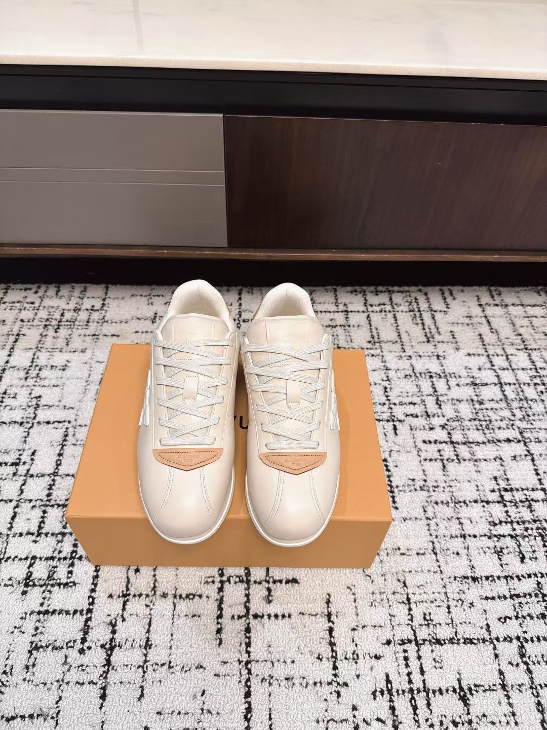 NO:481466,Purchase grade L family Louisfei Dong Jointly Chained catwalk style fat den thick sole casual sports shoes Forrest Gump shoes This series includes from simple-style sports shoes to eye-catching running shoes. L stands out with its iconic thick sole and modern aesthetics, while other styles use luxurious suede, leather and canvas materials. Some sports shoes are designed with futuristic design, emphasizing functionality and comfort, and moving towards sports-style luxury shoes Fabric: Original custom-made top cowhide lining inner: Imported breathable net Sole: Original open mold-proof TPU material Thick sole 3CM Size: Women's 35-40 (for women's 40 custom-made non-return) Men's 39-45 (for men's 45 custom-made non-return), casual shoes/sports, louis vuitton, louis  vuitton,sneakers,cowhide,chamois leather19860909代购级 L家路易菲董 联名 走秀款 胖丁 厚底 休闲 运动鞋 阿甘鞋 此次系列包括从简约风格的运动鞋到引人注目的跑鞋.L以其标志性的厚底和现代美学脱颖而出,而其他款式则采用了奢华的麂皮、皮革和帆布等材质.一些运动鞋设计富有未来感,强调功能性与舒适性,并向运动风格的奢华鞋履迈进 面料 : 原版定制头层牛皮 内里 : 进口透气网里 鞋底 : 原版开模防滑TPU材质 底厚 3CM Size : 女款35-40（女40订做不退换） 男款39-45（男45订做不退换）,休闲鞋/运动鞋,louis vuitton,louis vuitton,sneakers,cowhide,chamois leather,Women's Shoes