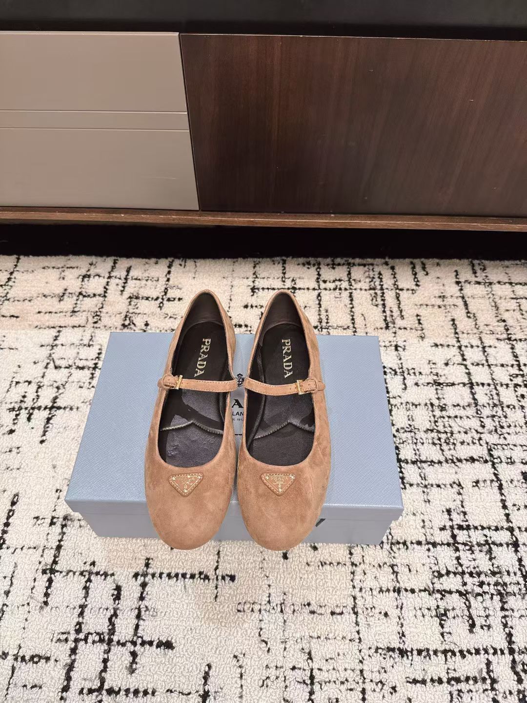 NO:481454,Factory PRADA 25ss Prada's new autumn and winter products, strength is coming, Mary Zhen single shoes, ballet shoes, super popular series of products, major internet celebrities Qiao Xin and Cheng Xiao, the same round-toe triangle buckle (Mary Zhen single shoes)!  Fashionable and versatile nice items, all kinds of beauties have stood firm, and the exclusive new one is available!  Sisters who like to wear high heels but are afraid of being tired will come over. The flat bottom will definitely make your feet light, and you will not be tired at all, and your feet will be steadily and relaxed!  The theme of this year is not defined to reflect the texture through simplicity and simplicity. Fabric suede and inner sheepskin. The triangle mark has a concave and concave feeling that is consistent with the original version, and matched with the original sole. Size: #35-40 (40 custom made without return or exchange), ballet shoes, prada, prada, mary jane, high heels, sheepskin, chamois leather19860909工厂 PRADA 25ss 普拉达秋冬新品 实力来袭 玛丽珍单鞋 芭蕾舞鞋 超级爆系列爆品,各大网红明星乔欣,程潇,同款圆头三角扣（玛丽珍单鞋）！ 时髦百搭nice单品,各路美女站稳了,独家上新啦！喜欢穿高跟鞋又怕累的姐姐们看过来,平底绝对让脚步轻盈,百分百不累脚,上脚稳稳的轻松！ 今年的主题就是不被定义 通过简单简洁体现质感 面料麂皮 内里羊皮 三角标触感凹凸感和原版一致,搭配原版大底 Size:#35-40(40订做不退换）,芭蕾舞鞋,prada,prada,mary jane,high heels,sheepskin,chamois leather,Women's Shoes