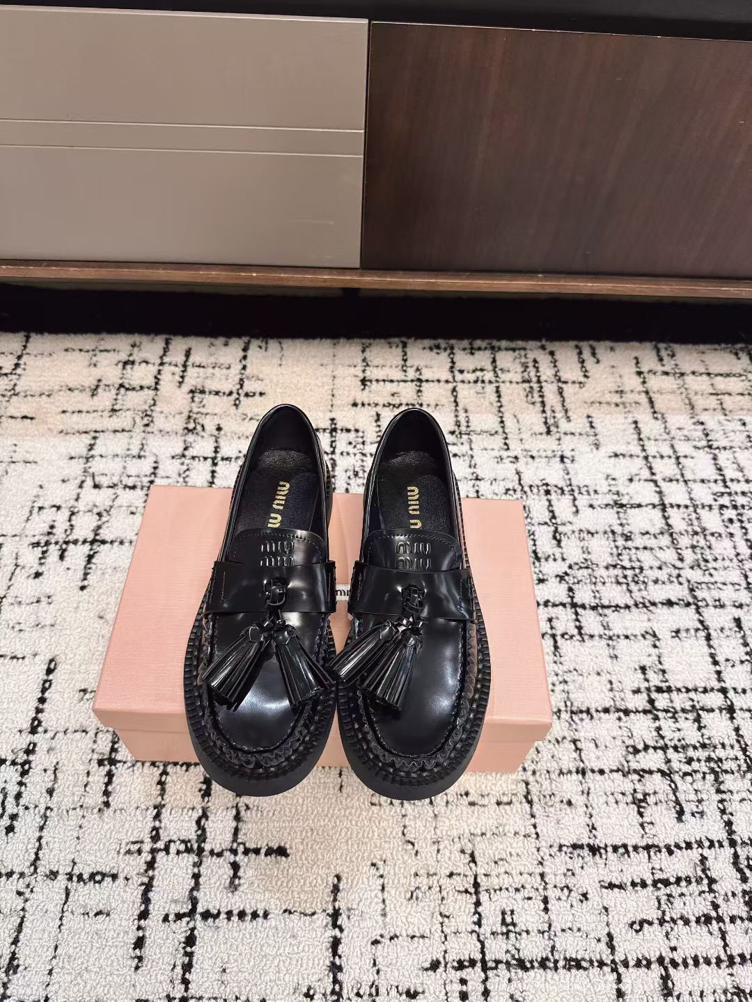 NO:481519,Purchase grade Miu Miu 25ss autumn and winter models Exclusive hits Tassel style Loafers Miu this quarter is simply amazing. The entire series is starting to be launched one after another. The original series is purchased and developed. Imported tire cow open-edge beaded cowhide inner sheepskin/original exclusive mold open-molded sole Size#35-40 (40 custom made without return or exchange), loafers, miumiu, loafers, cowhide, sheepskin19860909代购级 Miu Miu 25ss秋冬款 独家爆款 流苏款 乐福鞋 这季度的miu简直都太绝了 全系列陆续开始上新 全系列原版购入开发 进口胎牛开边珠牛皮 内里羊皮/原版独家开模大底 Size#35-40（40订做不退换）,乐福鞋,miumiu,loafers,cowhide,sheepskin,Women's Shoes