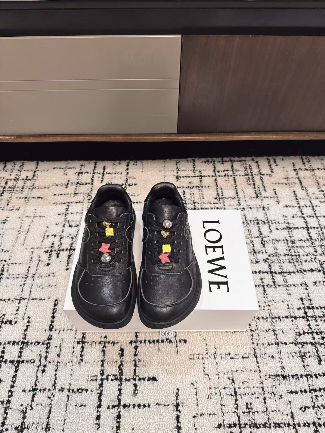 NO:481510,Purchase grade women, men, 10 LOEWE 25ss autumn and winter couples new Jambo board shoes strap retro British style small white shoes casual shoes high quality market original version purchased and developed, details are in place. This will be the first explosive version that triggered early autumn, worth owning. It has a unique fashion and trendy style. It is highly recommended to buy it. The shoe shape is excellent, the leather is soft and comfortable, it is very comfortable to wear, and it is easy to match. The upper imported cowhide inner layer cowhide inner lining ZP one-to-one open mold sole Size men and women 35-45 (45 customized), casual shoes/sports shoes, loewe, loewe, sneakers, cowhide, sheepskin19860909代购级女,男,扣十10 LOEWE 罗意威 25ss秋冬 情侣款 新款Jambo板鞋绑带复古英伦风小白鞋休闲鞋 市场高品质 原版购入开发,细节处理到位.这将是引爆早秋的第一款爆版,值得拥有.独具时尚潮流领先风格,强烈推荐备货入手 鞋型韵味超赞,皮质柔软舒适度极高,上脚非常舒服而且又好搭配 鞋面进口头层牛皮 内里羊皮内里 大底ZP一比一开模大底 Size男女35-45(45订做),休闲鞋/运动鞋,loewe,loewe,sneakers,cowhide,sheepskin,Women's Shoes