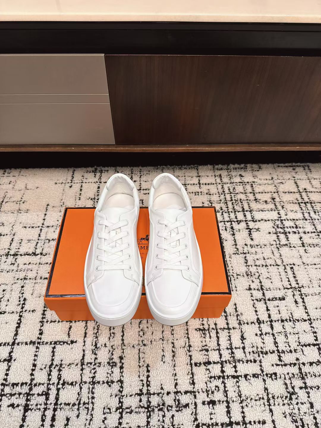 NO:484587,Purchasing level for women and men Hermes Hermes 25ss new colors couple sports and casual shoes series... Classic sports style + British color block design, classic and attractive!  Original inverted mold last, with the ultimate 1:1 shape, and imported high-end umbrella cloth presents a delicate texture!  Customized A-level high-definition private mold bottom with luxurious packaging!  Customized fabric sheepskin/beef silhouette, customized inner sheepskin footbed, injection molding, large sole original open mold light foam two-color bottom Size#women 35-40 #men 39-46 (women 40, men 46 customized, non-return and exchange), casual shoes/sports shoes, hermes, hermes, sneakers, sheepskin, umbrellas19860909代购级女男 爱马仕Hermes 25ss 新色 情侣运动休闲鞋系列…… 经典运动风格+英伦拼色设计,经典耐看！原版倒模楦型,极致1:1形体 进口高端雨伞布呈现出精致质感！开模定制A级高密私模大底,奢华包装！ 面料定制羊皮/牛猄 内里定制羊皮 垫脚羊皮注塑成型 大底原版开模轻泡双色底 Size#女35-40 #男39-46（女40 男46订做不退换）,休闲鞋/运动鞋,hermes,hermes,sneakers,sheepskin,umbrellas,Women's Shoes