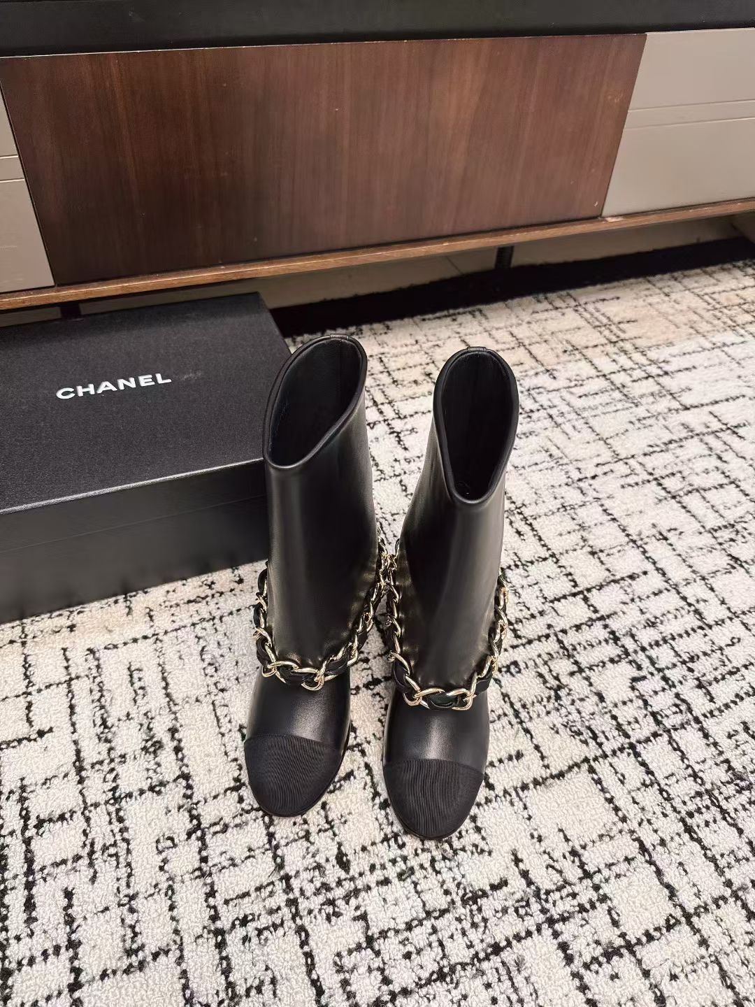 NO:484578,Short autumn and winter catwalk new Chanel Xiaoxiang 25B autumn and winter catwalk big chain short boots, flat leg boots, iconic large chain design, make the classic look beautiful!  The rough but exquisite metal chain surrounds the boot, achieving a delicate balance between hardness and softness, and collides with a strong and impactful spark of fashion. When walking, the chain sways gently with the pace, making a pleasant sound, and shows a chic and unruly gesture in every move. The clever design of the heel not only ensures the comfort of wearing, whether it is paired with simple wide-leg pants, creating a casual and atmospheric workplace style, or matching it with short skirts and shorts, showing the playfulness of youth and vitality, or matching it with slim jeans to interpret the casual and fashionable urban style, every step is on the aesthetic point, it is a 'hard product' that can be worn in the closet for ten years. Customized leather uppers, Italian leather soles  Number of codes 35-39 (40.41 custom made without return), boots, chanel, boots, skirts, shorts, jeans, Leather soles19860909短 秋冬走秀新款Chanel 小香25B秋冬走秀款翻口大链条短靴 平底裤管靴 标志性的大链条设计,把经典玩出花！粗旷却不失精致的金属链条环绕靴筒,在硬朗与柔美间达到精妙平衡,碰撞出极具冲击力的时尚火花.行走时 链条随着步伐轻轻晃动,发出悦耳声响 举手投足间尽显潇洒不羁 .中跟的巧妙设计 既保证了穿着的舒适度,无论是搭配简约的阔腿裤.营造随性大气的职场风格 还是与短裙短裤相配 展露青春活力的俏皮感 亦或是配上修身牛仔裤 演绎休闲时尚的都市风情, 每一步都踩在审美点上 是衣橱里能穿十年的“硬货” 鞋面定制皮料 鞋底意大利真皮大底 码数35-39（40.41定做不退换）,靴子,chanel,boots,skirts,shorts,jeans,Leather soles,Women's Shoes