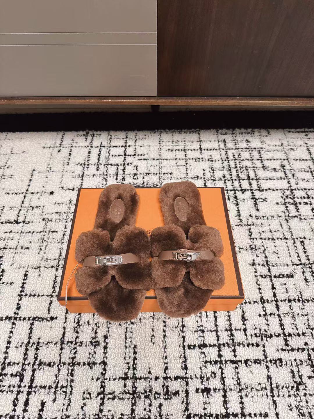 NO:484575,Dongguan purchasing grade Hermes Hermes 25ss Teddy hair drag, the main style of major Internet cafes, top quality fluffy soft and comfortable lamb wool/wool genuine leather sole Size#35-41 (40 41 custom made without return), fur shoes and slippers, hermes, hermes, slippers, Leather soles19860909东莞代购级 爱马仕Hermes 25ss 泰迪毛拖,各大网咖主推款,顶级品质 蓬松柔软舒适羊羔毛/羊毛 真皮大底 Size#35-41（40 41 订做不退换）,毛毛鞋拖鞋,hermes,hermes,slippers,Leather soles,Women's Shoes