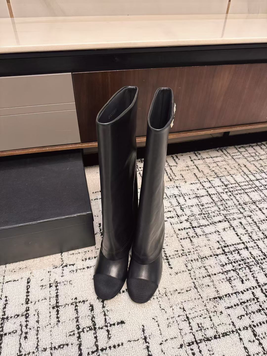 NO:490223,The new Chanel 25B Autumn and Winter Showcase, the new Chanel 25B Autumn and Winter Showcase, the big big boots, the flat leg boots, the iconic logo design, make the classic look beautiful!  Achieving a delicate balance between toughness and softness. The clever design of the middle heel not only ensures the comfort of wearing, whether it is matched with simple wide-leg pants, creating a casual and atmospheric workplace style, or matching it with short skirts and shorts, showing the playfulness of youth and vitality, or matching it with slim jeans to interpret the casual and fashionable urban style, every step is on the aesthetic point, it is a 'hard product' that can be worn in the closet for ten years. Customized upper leather soles Italian leather soles. Size 35-39 (40.41 custom made without return or exchange), boots, chanel, boots, skirts, shorts, jeans, Leather soles, custom-made leather soles.19860909秋冬走秀新款Chanel 小香25B秋冬走秀款翻口大靴 平底裤管靴 标志性的Logo设计,把经典玩出花！在硬朗与柔美间达到精妙平衡.中跟的巧妙设计 既保证了穿着的舒适度,无论是搭配简约的阔腿裤.营造随性大气的职场风格 还是与短裙短裤相配 展露青春活力的俏皮感 亦或是配上修身牛仔裤 演绎休闲时尚的都市风情, 每一步都踩在审美点上 是衣橱里能穿十年的“硬货” 鞋面定制皮料 鞋底意大利真皮大底 码数35-39（40.41定做不退换）,靴子,chanel,boots,skirts,shorts,jeans,Leather soles,Women's Shoes