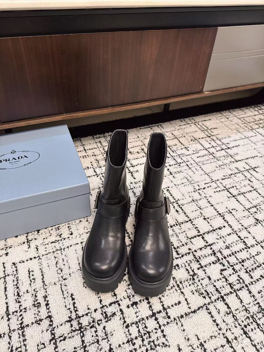 NO:490229,Prad* Prad* 25ss Autumn and Winter Thick Sole Mid Boots Fashion Thick Sole Casual Mid Boots, unique flavor, everyone loves and easily controls it. It will explode every year. There is also a versatile and classic shoe last that can conquer you. Wear it, increase your height and be casual without making mistakes, and it is simple and handsome. Upper (cowhide) Inner Sheepskin Outsole Original Outsole Size35-40 (40 custom made without return or exchange), boots, prada, prada, boots, cowhide, sheepskin19860909Prad* 普拉达 25ss 秋冬 厚底中筒靴 时尚厚底休闲中筒靴 ,独到味道,人人都爱也轻松驾驭 每年都会爆.还有就是百搭经典的鞋楦,足以征服你,穿上它,增高休闲两不失误,上脚简单帅气 鞋面（牛皮） 内里羊皮 大底原版大底 Size35-40（40订做不退换）,靴子,prada,prada,boots,cowhide,sheepskin,Women's Shoes