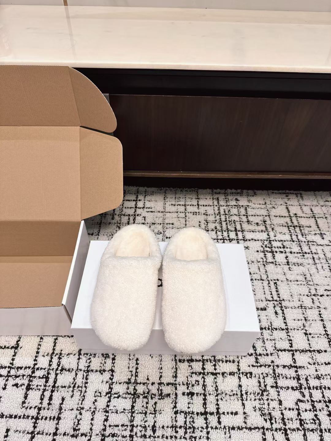 NO:490212,Alo trendy brand retro minimalist Maori Berkendo in autumn and winter. The first thing I saw was inconspicuous. It was simple without too much decoration. But it was a bit retro and cute and cute, and it looked good with a casual combination!  The whole pair of shoes seems simple, but the process is difficult. They use the full leather cover lasting process, made by the master. There is not much super waste in one day. It is comfortable, soft and skin-friendly to wear on the upper foot. The foot is completely unworried. The fabric is imported calf leather back-velvet. The touch is delicate and soft. The inner wool is real. The foot mattresses are all imported calf back-velvet. The original molded rubber anti-slip sole size 35-40 (40 customized for no return or exchange), semi-torn fur shoes, cowhide19860909alo潮牌秋冬复古极简毛里勃肯拖 第一眼看到这个鞋子感觉不起眼,没有过多的装饰很简单 但带有点复古味呆萌可爱随意搭配都好看！一贯极简风格 整双鞋子看似简单其实工艺很难,采用全真皮套楦制作工艺,出自老师傅制作 一天下来产能不多超级废料,上脚裸穿舒适柔软亲肤,脚感方面完全不可担心 面料进口小牛皮反绒 手感细腻柔软 内里真羊毛 中底脚床垫脚都采用进口小牛反绒 大底 原版开模橡胶防滑大底码数35-40（40订做不退换）,半拖毛毛鞋,cowhide,Women's Shoes