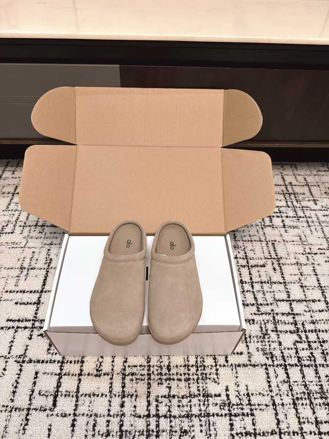 NO:490206,Alo trendy brand retro minimalist Berkendo in autumn and winter. The first time I saw this shoe was inconspicuous. It was simple without too much decoration, but it was a bit retro and cute and cute, and it looked good with a casual combination!  The whole pair of shoes seems simple, but the process is difficult. They use the full leather cover lasting process, made by the master. There is not much waste in one day. The upper foot is comfortable and soft and skin-friendly. You can't worry about the feeling of the feet. Imported calfskin reverse velvet with delicate and soft feel. Imported mixed-bred sheepskin in the inner foot. The midsole mattresses are all imported calfskin. The original molded rubber sole size is 35-40 (40 customized for no return or exchange), semi-torn fur shoes, cowhide, sheepskin19860909alo潮牌秋冬复古极简勃肯拖 第一眼看到这个鞋子感觉不起眼,没有过多的装饰很简单 但带有点复古味呆萌可爱随意搭配都好看！一贯极简风格 整双鞋子看似简单其实工艺很难,采用全真皮套楦制作工艺,出自老师傅制作 一天下来产能不多超级废料,上脚裸穿舒适柔软亲肤,脚感方面完全不可担心 面料进口小牛皮反绒 手感细腻柔软 内里进口混种羊皮 中底脚床垫脚都采用进口小牛反绒 大底 原版开模橡胶大底码数35-40（40订做不退换）,半拖毛毛鞋,cowhide,sheepskin,Women's Shoes