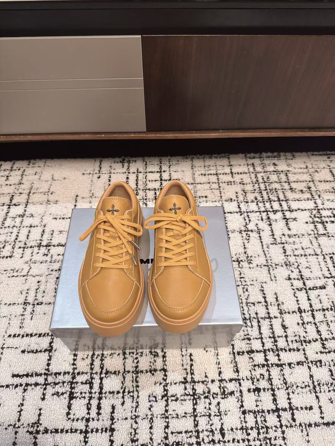 NO:490201,Purchase grade SMFK Niche trendy brand 25ss Spring and summer new style Crossflower Big toe thick sole Derby shoes A versatile minimalist style national trend, the new work inherits the popular elements of many brands, and is bound to be very popular - canvas casual shoes Super cool Dark and versatile. It has a comfortable and thick sole with moderate height, and the details also ensure that it is safe and easy to move. Original imported cowhide leather in the fabric, imported sheepskin, original open molded crossflowing rubber sole Size: 35-40 (40 custom made without return and exchange), casual shoes/sports shoes, sneakers, cowhide, sheepskin19860909代购级 SMFK 小众潮牌 25ss春夏新款 十字花 大头厚底 德比鞋 百搭的极简风国潮,新作继承了诸多品牌制胜的流行元素,势必大热—帆布休闲鞋 超级酷 黑暗百搭 配有高度适中的舒适厚底,细节还确保穿着稳妥不易移位 面料原版进口牛皮 内里垫脚进口羊皮 鞋底原版开模十字花成型橡胶大底 Size:35-40（40定做不退换）,休闲鞋/运动鞋,sneakers,cowhide,sheepskin,Women's Shoes