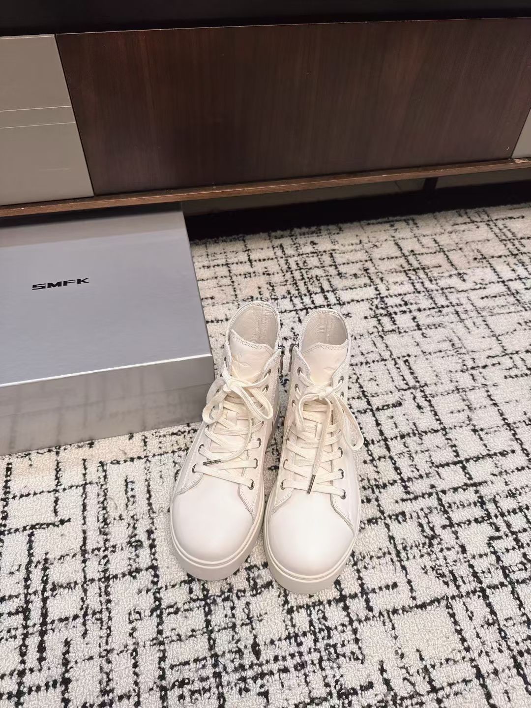 NO:490196,Purchase grade SMFK Niche trendy brand 25ss Spring and summer new style Crossflower Big toe thick sole Boots A versatile minimalist style national trend. The new work inherits the popular elements of many brands and is bound to be very popular - canvas casual shoes Super cool Dark and versatile. It has a comfortable and thick sole with moderate height, and the details also ensure that it is safe and easy to move. Original imported cowhide leather in the fabric, imported sheepskin, original open molded crossflowing rubber sole Size: 35-40 (40 custom made without return and exchange), boots, boots, cowhide, sheepskin19860909代购级 SMFK 小众潮牌 25ss春夏新款 十字花 大头厚底 靴 百搭的极简风国潮,新作继承了诸多品牌制胜的流行元素,势必大热—帆布休闲鞋 超级酷 黑暗百搭 配有高度适中的舒适厚底,细节还确保穿着稳妥不易移位 面料原版进口牛皮 内里垫脚进口羊皮 鞋底原版开模十字花成型橡胶大底 Size:35-40（40定做不退换）,靴子,boots,cowhide,sheepskin,Women's Shoes