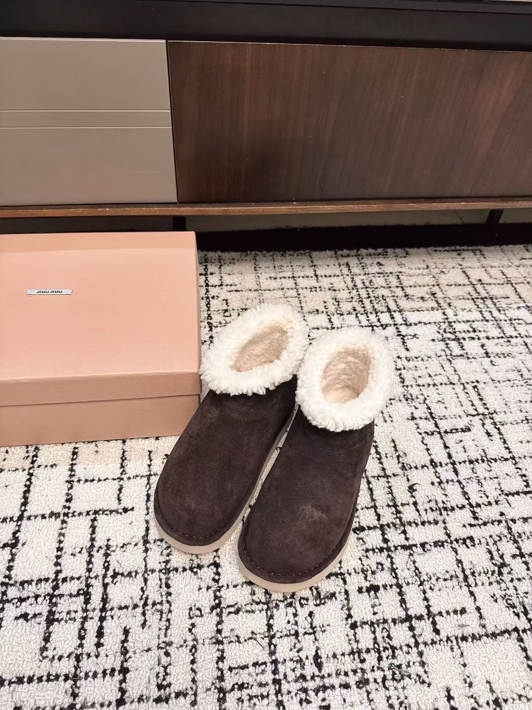 NO:490187,MiuMiu 2025ss autumn and winter catwalk, strappy wool short boots, snow boots and fur shoes, often appear on the covers of major fashion magazines, all kinds of celebrities and bloggers of Xiaohongshu are all loved by them, imported high mercerized beef velvet, inner imported wool inner sole, sole ZP open mold sole, Size#35-40 (40 custom made, no return or exchange), snow boots, miumiu, boots19860909MiuMiu 缪缪2025ss秋冬走秀款 绑带羊毛小短靴雪地靴毛毛鞋 经常出现在各大时装杂志封面·各路明星、小红书博主都有钟爱 鞋面进口高丝光牛反绒 内里进口羊毛内里 鞋底ZP开模大底 Size#35-40（40订做不退换）,雪地靴,miumiu,boots,Women's Shoes