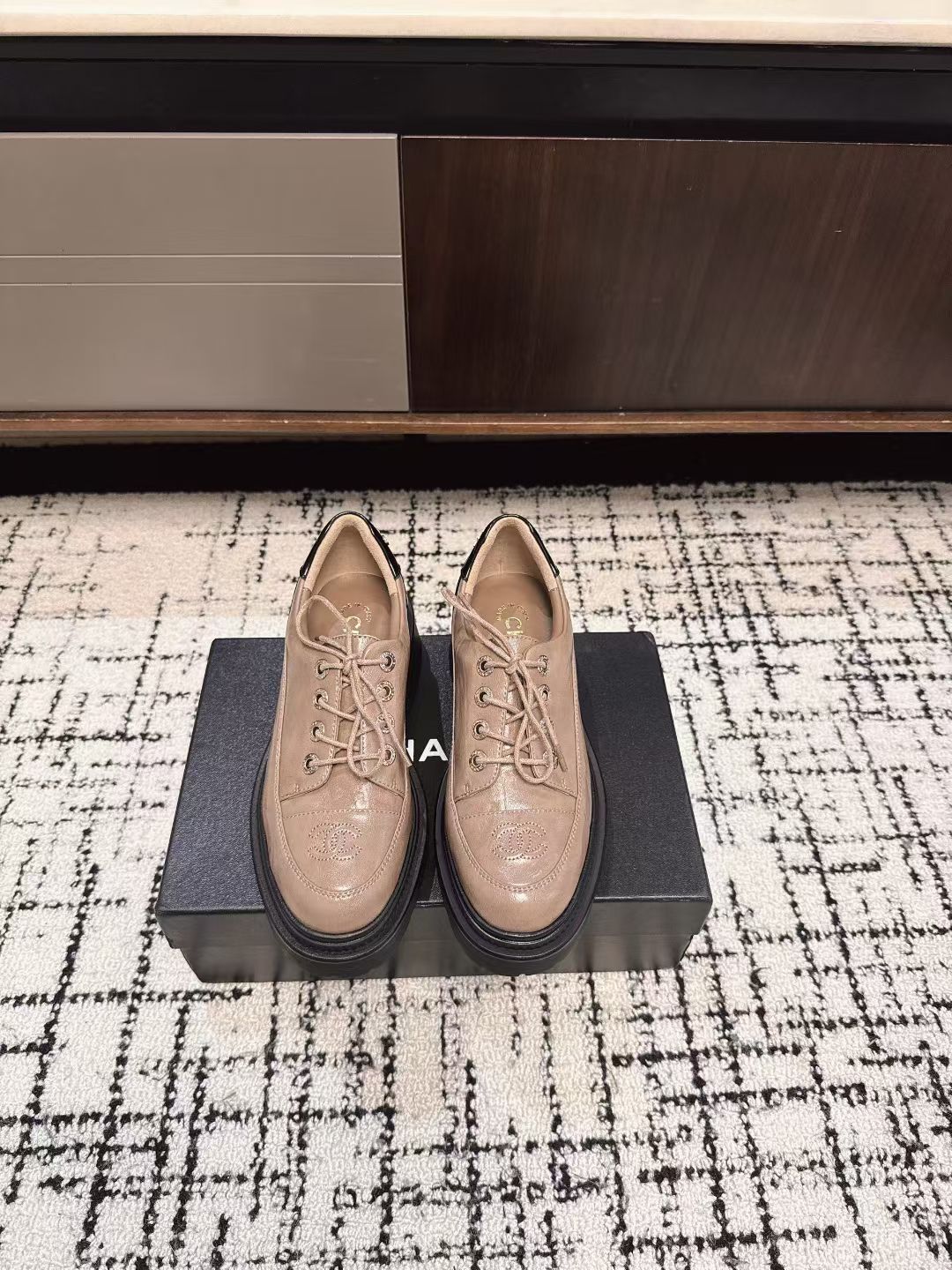 NO:490172,Chanel Chanel thick-soled loafers, Xiaoxiangjia’s big hits, the official website is released simultaneously, Chanel classic thick-soled loafers, four-season single shoes, new series of loafers full of retro style, delicate shoe shape, looks very pleasing, small round head sets off the feet, and gives people a kind of retro sentimental shoes of the era, new European and American catwalks, hot products Original custom cowhide/sheepskin original mold opening hardware buckle Original sheepskin inner outsole Outsole: original mold opening water table with original genuine leather outsole Heel height 5.cm Size#35-41 (40 41 custom made without return or exchange), loafers, chanel, chanel, chanel, loafers, cowhide, sheepskin, Leather soles19860909Chanel香奈儿 厚底乐福鞋,小香家大爆款 官网同步发售,香奈儿经典厚底乐福鞋,四季单鞋,系列新品乐福鞋满满的复古风 秀气的鞋型 看着就很讨喜 小圆头衬托脚也变得瘦瘦的,上脚给人就是一种年代的复古情怀鞋、欧美走秀新款,爆款产品 原版定制牛皮/羊皮原版开模五金扣 原版羊皮内里 大底:原版开模水台搭配原版真皮大底 跟高5.cm Size#35-41（40 41定做不退换）,乐福鞋,chanel,chanel,chanel,loafers,cowhide,sheepskin,Leather soles,Women's Shoes