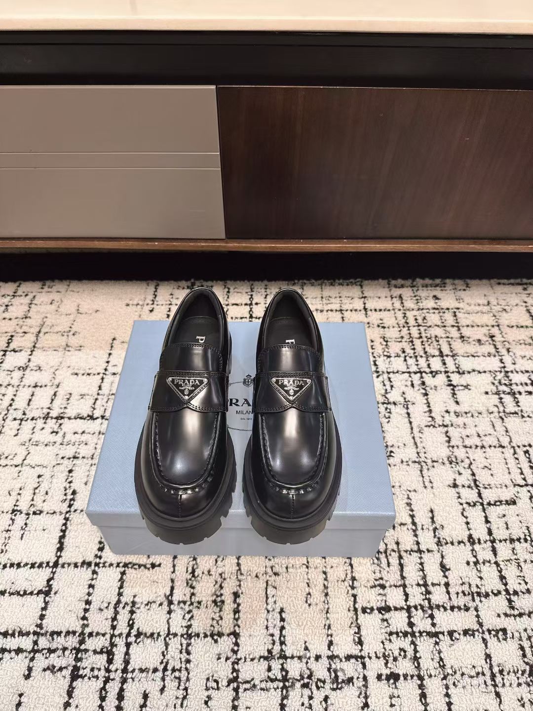 NO:490179,Brand new upgraded version PRADA Prada Sponge cake sole Triangle logo loafers, original one-to-one development, the foot is very modified with the foot shape, the latest series is easier to wear and slimmer than the previous ones, the upper imported beaded cowhide/imported tire cowhide patent leather inner foot pad sheepskin Original molded sole Size#35-41 (40 41 custom made without return or exchange), loafers, prada, prada, loafers, cowhide, sheepskin19860909全新升级版 PRADA普拉达 松糕底 三角标乐福鞋,原版一比一开发, 上脚非常修饰脚型,最新系列比之前的更加好穿、更加显瘦 鞋面进口开边珠牛皮/进口胎牛皮漆皮 内里垫脚羊皮 原版开模大底 Size#35-41（40 41订做不退换）,乐福鞋,prada,prada,loafers,cowhide,sheepskin,Women's Shoes