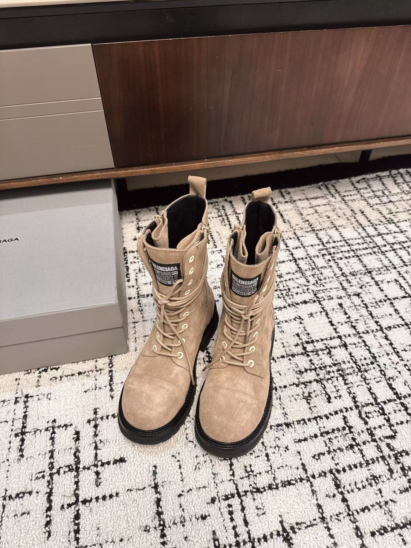 NO:533698,【BALENCIAGA】Balenciaga/Early Spring Martin Boots The best shoe king of the year, can be worn in all seasons, made after 2 months of mold opening, ZP details are extremely restored, I always want to buy YYDS fabric full-grain cowhide, suede, inner footbed cowhide original private model ZP rubber outsole size 35-41 cowhide, suede original packaging, semi-dragged fur shoes, balenciaga, balenciaga, boots, cowhide, chamois leather19860909【BALENCIAGA】巴黎世家/早春马丁靴  年度最佳鞋王,四季可穿  历时2个月开模制作 ZP细节还原度极致  专柜刚上就心心念念必入款YYDS  面料全粒面牛皮,麂皮  内里垫脚牛皮 原版私模ZP橡胶大底 码数35-41  牛皮,麂皮原版包装,半拖毛毛鞋,balenciaga,balenciaga,boots,cowhide,chamois leather,Women's Shoes