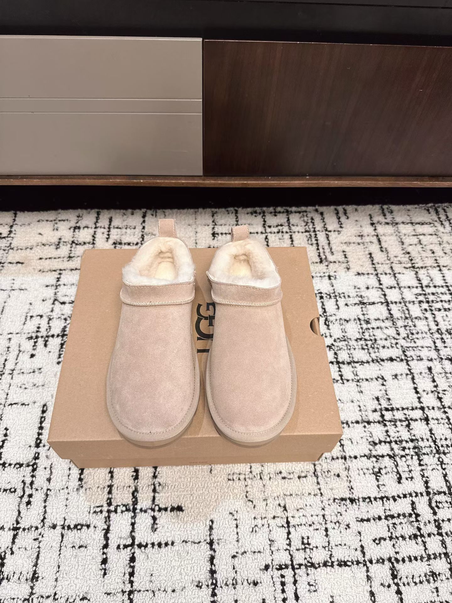 NO:533695,Purchase grade UGG new Autumn and Winter Tazle home slippers, real wool inside, three-layer and half-combination eva foaming sole Sheepskin fur shoes collar, overflowing design, cute, sweet, relaxed and lazy, easy to put on and take off with one foot. Thick sole design of about 4.5 cm, loose Size35-41 (40 41 custom made without return or exchange), semi-dragged fur shoes, sheepskin19860909代购级 UGG 秋冬新款塔茨勒居家便鞋,内里真羊毛,三层半组合eva发泡大底 羊皮毛鞋鞋领,溢毛设计,可爱甜美松弛慵懒 一脚蹬穿脱方便 约4.5厘米的厚底设计,松弛 Size35-41（40 41订做不退换）,半拖毛毛鞋,sheepskin,Women's Shoes