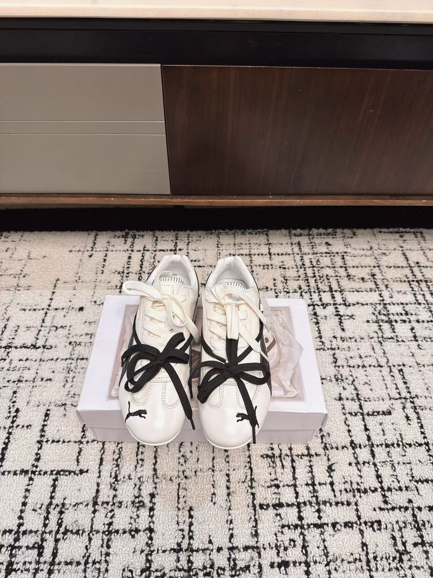 NO:533692,Rose x Puma Speedcat Co-branded model, Speed ​​Racing Series, limited-edition counter, hard to find, many celebrity fashion bloggers plant grass, Puma low-top life casual shoes, the perfect fusion of fashion and sports, the joint Rose and Puma is undoubtedly a passionate collision between fashion and sports!  This unique collaboration perfectly combines Rose's fashion vision with Puma's sports tradition, bringing you an unprecedented sense of high-end dressing experience, which is simply amazing. Original reproduction one-to-one practice Private model outsole 5D color printing packaging box (Guangzhou factory goods are not Putian currency) Size#35-40 (40 custom made without return or exchange), casual shoes/sports shoes, sneakers19860909Rose x Puma 彪马Speedcat 联名款 极速赛车系列 专柜限量发售 一鞋难求 超多明星时尚博主种草 彪马低帮生活休闲鞋 时尚与运动的完美融合Rose与彪马的联名无疑是一次时尚与运动的激情碰撞！这个独特的合作将 Rose 的时尚视野与彪马的运动传统完美结合,为您带来前所未有的穿着体验高级感满满,简直不要太赞 原版复刻一比一做法 私模大底 5D彩印包装盒（广州工厂货不是莆田通货）Size#35-40（40订做不退换）,休闲鞋/运动鞋,sneakers,Women's Shoes