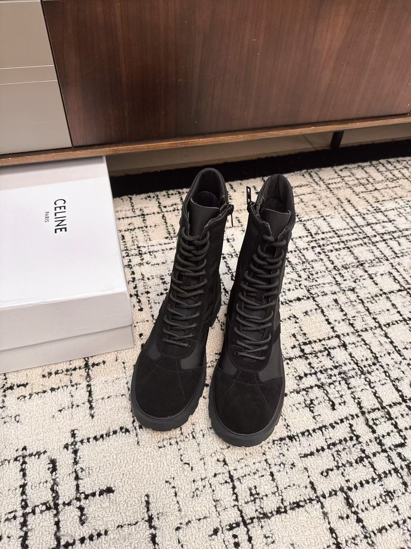 NO:533689,CELINE's latest retro style Martin boots in autumn and winter, with many celebrity fashion bloggers, and they are very popular in early autumn!  Retro European and American style essential items for street explosion Arc de Triomphe logo embellishment very high-end and elegant Martin boots that can be worn all seasons, the upper is made of original custom high mercerized calfskin, inner footbed silk cowhide, outsole height 4CM exclusive private mold rubber pSize: 35-41, boots, celine, boots, cowhide19860909CELINE思琳秋冬最新款复古风马丁靴 超多明星时尚博主同款 早秋力推单品！复古欧美风格 炸街必备单品 凯旋门logo点缀 非常高端有气质 四季可穿的马丁靴、鞋面采用原版定制高丝光小牛皮、内里垫脚丝绸牛皮里 大底高度4CM独家私模橡胶pSize:35-41,靴子,celine,boots,cowhide,Women's Shoes