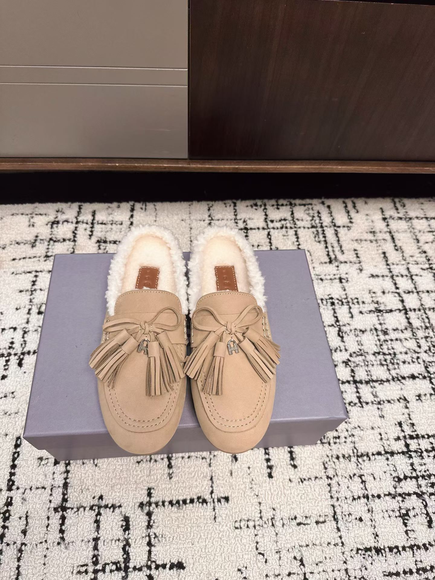 NO:543774,Hoga* reverse velvet leather tassel plus velvet mules are made of reverse velvet leather, with delicate texture on the upper; the velvet design inside the shoe can provide good warmth in winter and is suitable for wearing in cold weather. With tassels and bows, the tassels add a retro and lively atmosphere, while the bows make the shoes look more delicate and cute, and the overall style is retro and playful. It is a mules style. The heelless design makes it easy to put on and off, and also has a sense of casual laziness. Paired with high-waist jeans and loose sweaters, it is both comfortable and fashionable. The tassel design can add highlights to the overall look, suitable for daily street outing or weekend leisure activities. The upper cowhide inner wool, original mold opening and large sole  Number of sizes 35~41 (40-41 customization, no return or replacement), loafers, fur shoes, loafers, jeans, sweaters, cowhide19860909Hoga* 反绒皮流苏加绒穆勒鞋 采用反绒皮材质,鞋面质感细腻；鞋内加绒设计,能在冬季提供良好的保暖效果,适合寒冷天气穿着.带有流苏和蝴蝶结装饰,流苏增添了复古与灵动的气息,蝴蝶结则让鞋子更显精致可爱,整体风格复古又不失俏皮. 属于穆勒鞋款式,无后跟的设计使其穿脱方便,同时也带有一丝随性的慵懒感.搭配高腰牛仔裤和宽松的毛衣,既舒适又时尚,流苏的设计能为整体造型增添亮点,适合日常出街或周末休闲活动. 鞋面牛皮 内里羊毛 大底原版开模大底 码数35～41（40-41定制不退不换）,乐福鞋毛毛鞋,loafers,jeans,sweaters,cowhide,Women's Shoes