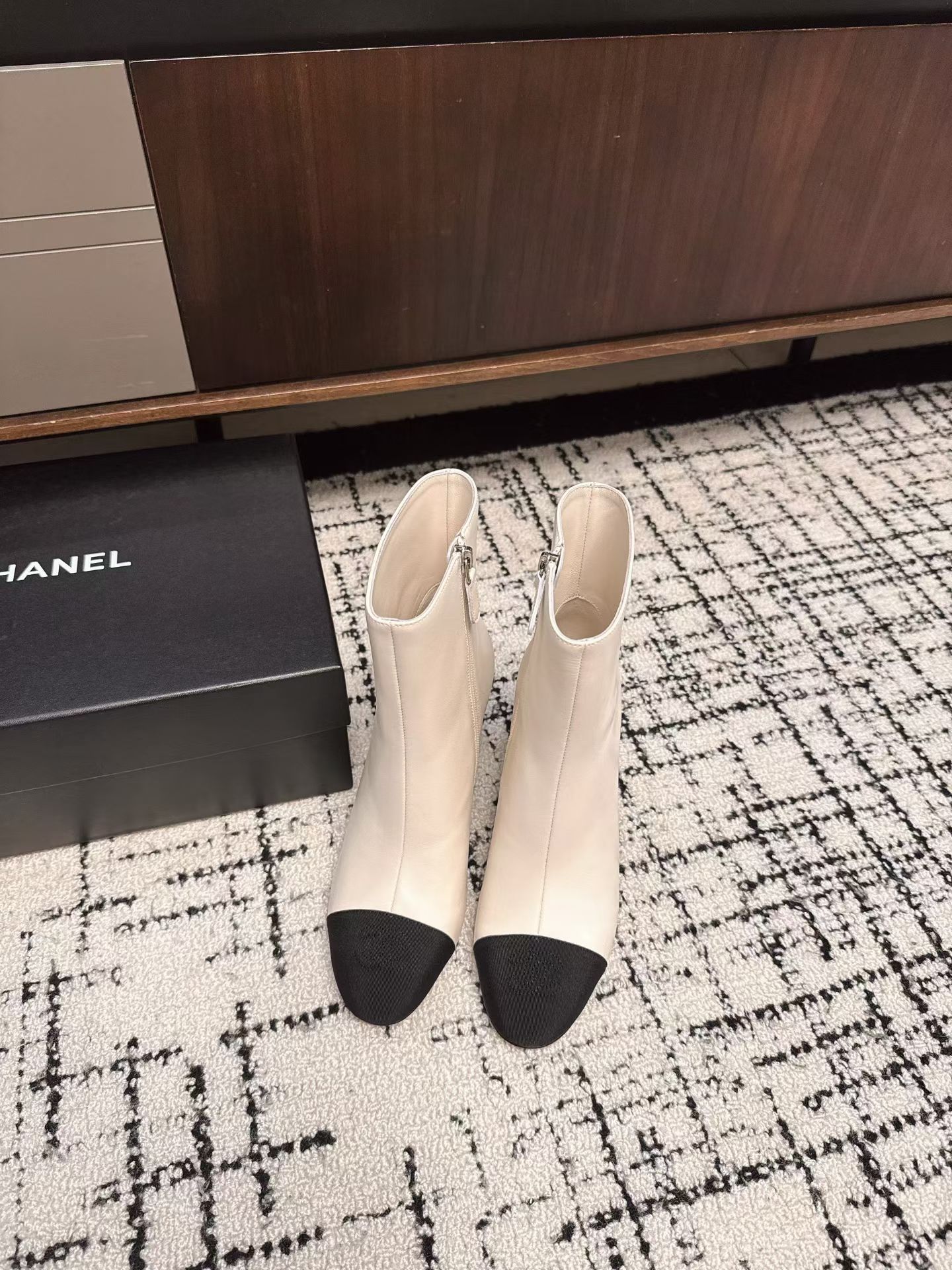 NO:543768,Chane* Xiaoxiang Creative Short Boots is made of black leather. The toe is spliced ​​black, with high-quality texture and layered. The contrasting black and white colors are very visually impactful. It is a mid-tube boot type, fits the leg lines, and has a golden zipper on the sides, which makes it easy to put on and take off, adding a sense of exquisiteness and a pioneering and fashionable feeling. Upper sheepskin inner sheepskin heel height 8.5 cm outsole leather soles SIZE35-41 (customized and non-returned and exchanged 40 and 41), loafers, chanel, loafers, boots, sheepskin, Leather soles19860909Chane* 小香创意短靴 采用黑色真皮打造靴身,鞋头拼接黑色,质感高级且富有层次,黑白撞色极具视觉冲击力. 属于中筒靴型,贴合腿部线条,侧边配有金色拉链,方便穿脱的同时增添了精致感,充满先锋时尚感. 鞋面羊皮 内里羊皮 跟高8.5 Cm 大底真皮大底 SIZE35-41（40、41定制不退换）,乐福鞋,chanel,loafers,boots,sheepskin,Leather soles,Women's Shoes