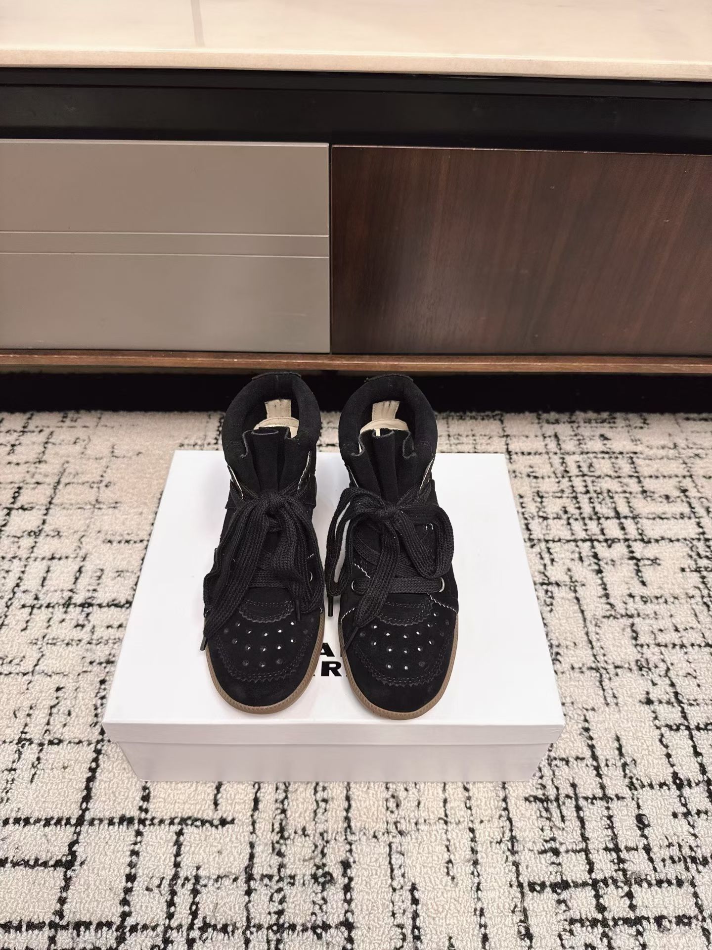 NO:543771,ISABEL MARAN* 25ss British style thick-soled invisible inner heightened boots are made of reverse velvet leather, with delicate texture and retro charm; the upper has hollow and wavy stitching design, exquisite details and add layering. The high-top style can modify the ankle lines, and the inner heightened design can visually lengthen the leg proportions, while ensuring comfort, and both aesthetics and practicality. Paired with tight jeans or leggings, you can wear loose sweatshirts or oversize sweaters on the upper body to create a casual and comfortable daily style, suitable for shopping, coffee dates and other scenes. The upper beef velvet inner cowhide, outsole rubber sole  SIZE35-40 (40 custom made without return or exchange), loafers, versace, loafers, boots, hoodie, sweatshirts, jeans, sweats, cowhide19860909ISABEL MARAN* 25ss英伦风厚底隐形内增高短靴 采用反绒皮材质,质感细腻且富有复古韵味；鞋面有镂空和波浪形缝线设计,细节精致,增添层次感.高帮款式能修饰脚踝线条,内增高设计可在视觉上拉长腿部比例,同时保证穿着舒适度,兼具美观与实用性. 搭配紧身牛仔裤或leggings,上身可穿宽松卫衣或oversize毛衣,打造随性自在的日常造型,适合逛街、咖啡约会等场景. 鞋面牛反绒 内里牛皮 大底橡胶大底 SIZE35-40（40定制不退换）,乐福鞋,versace,loafers,boots,hoodie,sweatshirts,jeans,sweaters,cowhide,Women's Shoes