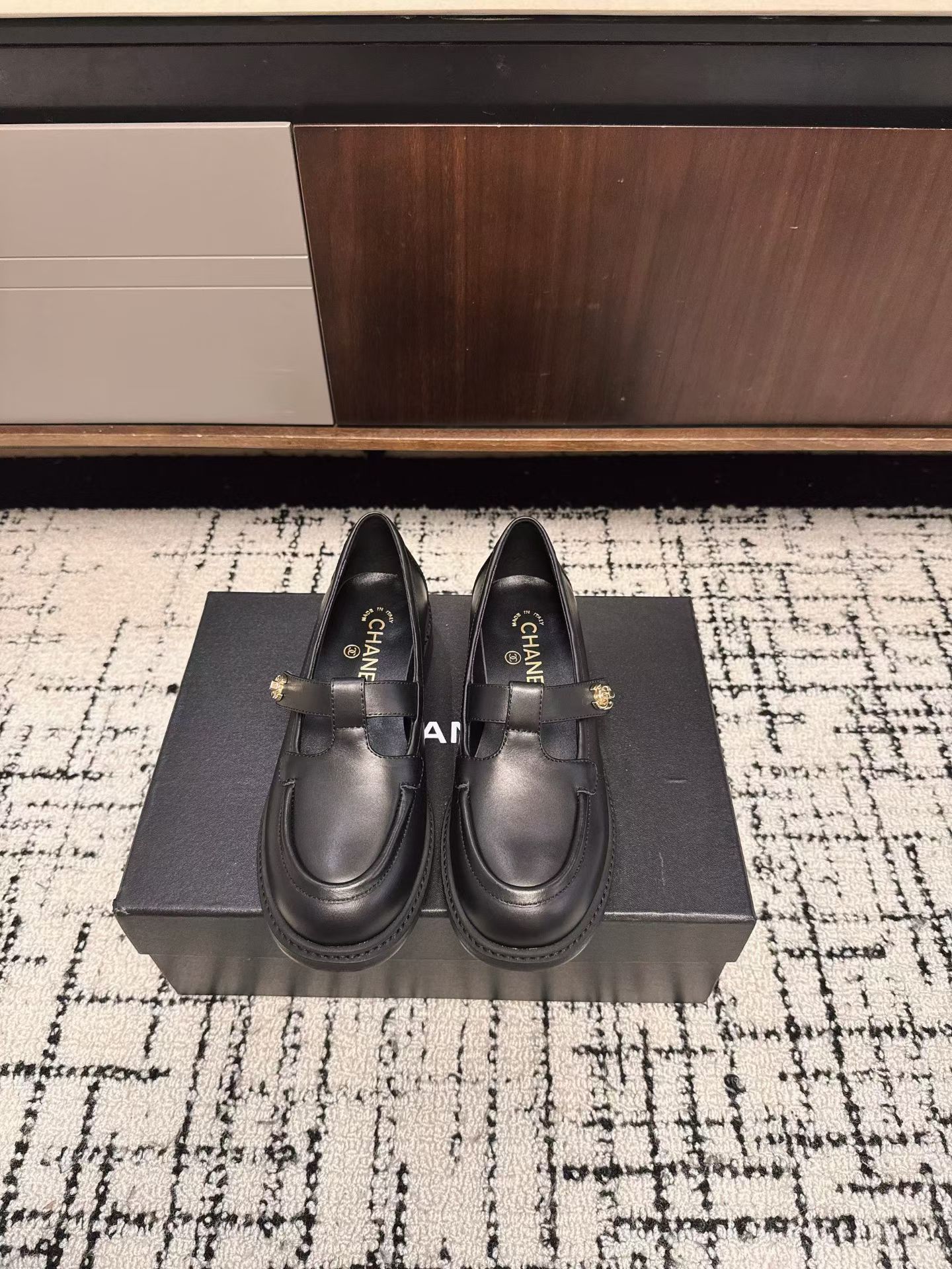 NO:543765,Chane*25ss T-band loafers combine the classic simplicity of loafers with the retro elegance of T-band. The shoe body lines are smooth and the brand's iconic metal decoration adds a sense of sophistication. The thick-soled design gives it a modern and height-enhancing effect. Paired with black suit pants or straight-leg pants, the top is paired with a simple shirt or blazer, which is suitable for the workplace and shows a capable and elegant temperament. Paired with a floral dress or a high-waist A-line skirt, and a knitted cardigan, it shows the romantic and elegant charm of French style. Upper sheepskin inner sheepskin lining outsole leather outsole size35-41 (40-41 custom-made without return or exchange), loafers, chanel, loafers, skirts, jackets & coats, shirts, business  suit, sheepskin,Leather soles19860909Chane*25ss T字带乐福鞋 融合了乐福鞋的经典简约与T字带的复古优雅,鞋身线条流畅,带有品牌标志性的金属装饰,增添精致感,厚底设计又赋予其现代感与增高效果. 与黑色西装裤或直筒裤搭配,上衣搭配简约的衬衫或西装外套,适合职场,展现干练优雅的气质.搭配碎花连衣裙或高腰A字裙,再配上一件针织开衫,尽显法式浪漫优雅的韵味. 鞋面羊皮 内里羊皮里 大底真皮大底 size35-41（40-41定制不退换）,乐福鞋,chanel,loafers,skirts,jackets & coats,shirts,business suit,sheepskin,Leather soles,Women's Shoes