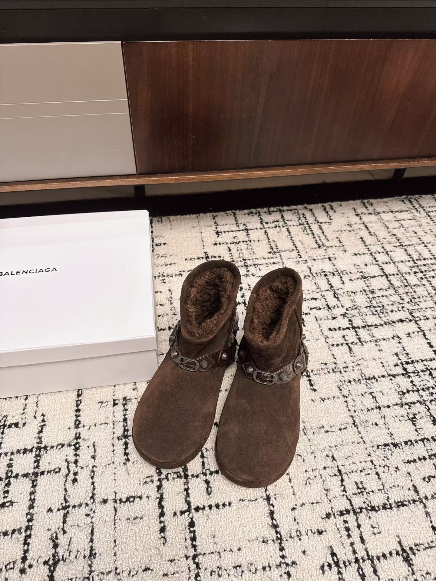 NO:543788,Purchase grade BALENCIAGA Ski Series Latest Snow Boots Authentic RMB Purchase and Development Perfect Replica Designer launches exploring the concept of originality and appropriation in the fashion industry, paying tribute to inheritance and classics with the new series, breaking the conventional design with the abstract of the iconic Balenciaga, collides with humorous and harmonious new ideas, one-to-one original method, all fabrics are customized, double-layer upper one-layer inside and outside, exclusive mold open sole Size35-40 (40 custom made without return or exchange), boots, balenciaga, balenciaga, boots19860909代购级 BALENCIAGA巴黎世家滑雪系列 最新款 雪地靴 正品RMB购入开发 完美复刻 设计师推出探索时尚界对于原创与挪用的概念、以全新系列致敬传承与经典,以标志性Balenciaga抽象打破常规设计 碰撞出诙谐又和谐的新创意、原版一比一做法、面料全部定制 双层鞋面里外一层 独家开模大底 Size35-40（40订做不退换）,靴子,balenciaga,balenciaga,boots,Women's Shoes