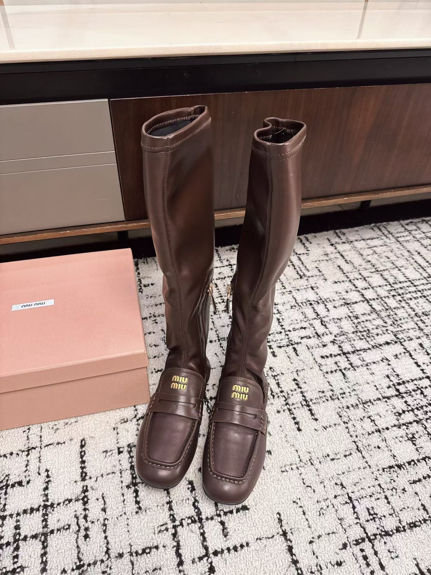 NO:543762,MiuMiu Miu Miu's latest Autumn and Winter 2025 long boots, the most popular item, Miu's ordering, is hard to find, many celebrity fashion bloggers plant grass, the original version of the details button is replicated one by one, the most worth buying boots this year, no one!  This autumn and winter are indeed very cool and spicy. Maillard color leather is super versatile and beautiful. Although it is long boots, it is quite easy to fit. The fabric is actually very soft and easy to wear!  Excellent foot feeling. No matter how thick and thin the legs, they can be worn to make them feel loose and look straight. The punk style is full of high-end Size#35-40 (40 customized, non-return and exchange), boots, miumiu, boots19860909MiuMiu缪缪2025秋冬最新走秀款长靴  秀款出镜率最高的单品 miu家订货会一鞋难求 超多明星时尚博主种草 细节扣子原版一比一复刻 今年最值得入手的靴子 没有之一！今年秋冬确实泰酷辣 美拉德色系皮料 超级百搭好看 虽是长靴但是相当好入脚 面料其实非常软巨好穿！脚感超赞 不管腿粗腿细 都能穿出宽松感而且非常显腿直 朋克风高级感十足 Size#35-40（40 定制不退换）,靴子,miumiu,boots,Women's Shoes