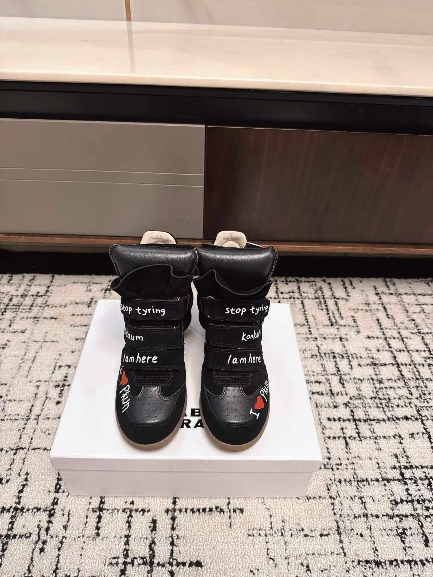 NO:561958,ISABEL MARAN* Isabel’s 25 new graffiti styles for autumn and winter are hotly recommended by INS internet celebrity bloggers!  A pair of simple yet high-end boots...the original 1:1 replica hidden-line outsole!  It feels particularly comfortable on your feet and can be worn with any outfit!  Super suitable for street photography, easy to wear. Isabel Marant first launched the brand's famous single product wedge sneakers Bekett in 2011. Soon, Marant became famous for this shoe, and cooperated with Converse, H&M and other brands. Upper cow suede/cowhide, lining sheepskin, large sole rubber outsole  Size35-40 (40 orders are not returnable), snow boots, converse, versace, boots, sneakers, cowhide, sheepskin19860909ISABEL MARAN* 伊莎贝尔25款涂鸦秋冬新款 INS网红博主热推！一双简单又不失高级的靴子...原版1:1复刻隐线大底！脚感特别舒适 随意百搭！超级适合街拍,好穿有IsabelMarant 于 2011 年首次推出了品牌的著名单品坡跟运动鞋 Bekett.很快,Marant 就因这款鞋款而声名鹊起,并与 Converse、H&M 等品牌合作 鞋面牛反绒/牛皮 内里羊皮 大底橡胶大底 Size35-40（40订做不退换）,雪地靴,converse,versace,boots,sneakers,cowhide,sheepskin,Women's Shoes