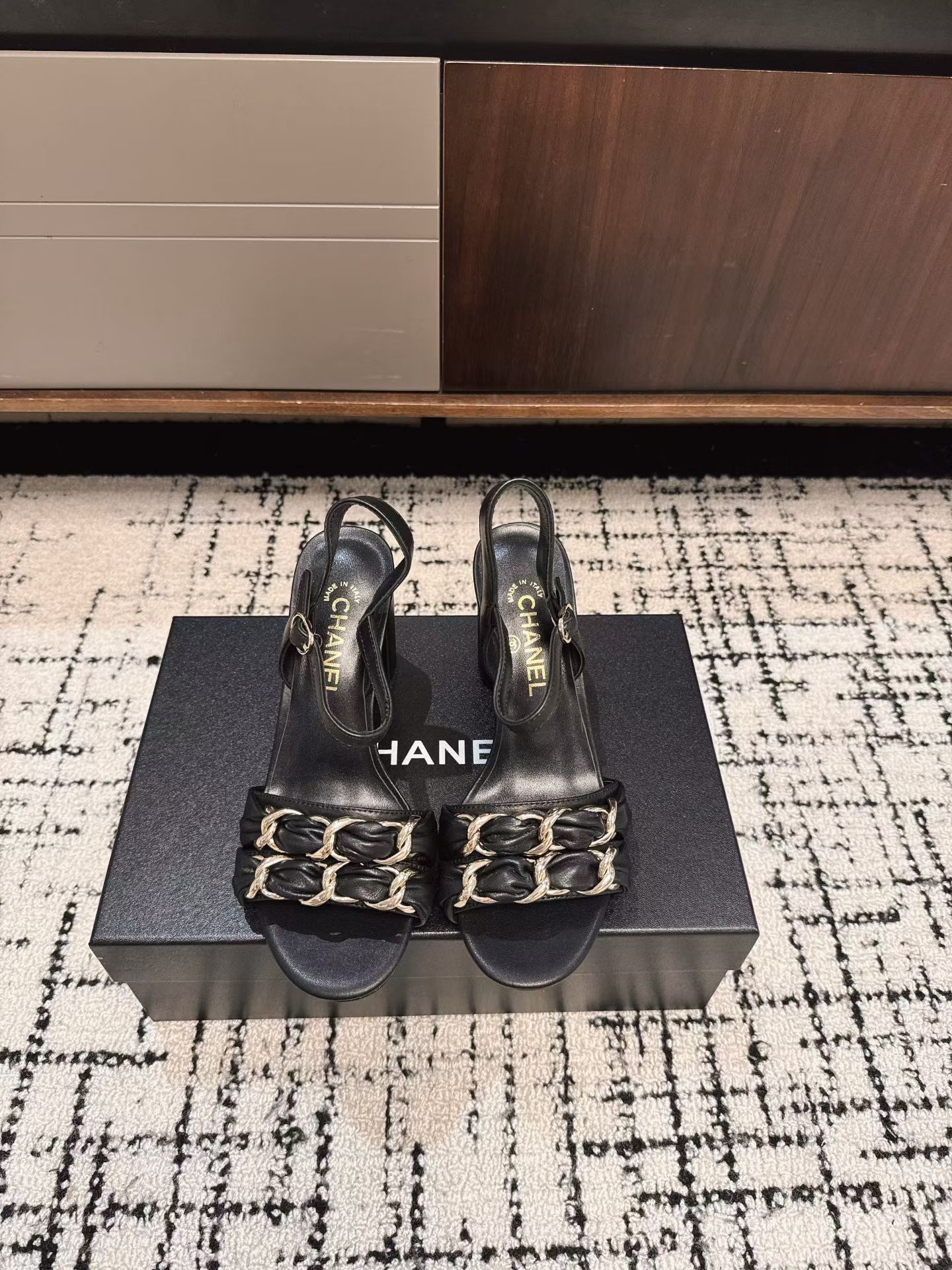 NO:561947,Purchasing agent level CHANEL Chanel 25ss new summer model, a must-have for the beach, Chanel2025 Chanel's latest popular summer sandals, a versatile style that looks slimming and elegant, a slipper with great looks, perfect with any combination!  Lazy slippers are worth recommending. The upper is imported sheepskin, comfortable, and the lining is mixed sheepskin. The outsole is Italian genuine leather. Size#35-41 (40-41 customization is not returnable), high-heeled sandals, chanel, chanel, sandals, high heels, slippers, sheepskin, Leather soles19860909代购级 CHANEL 香奈儿 25ss 夏季新款 海滩必备款 Chanel2025香奈儿最新爆款 夏季凉鞋,百搭显脚瘦气质款,颜值爆棚的一款拖鞋,任意搭配都很绝！懒人拖鞋值得推荐 鞋面进口羊皮 舒服 内里混种羊皮 大底意大利真皮大底 Size#35-41（40 41定制不退换）,高跟鞋凉鞋,chanel,chanel,sandals,high heels,slippers,sheepskin,Leather soles,Women's Shoes