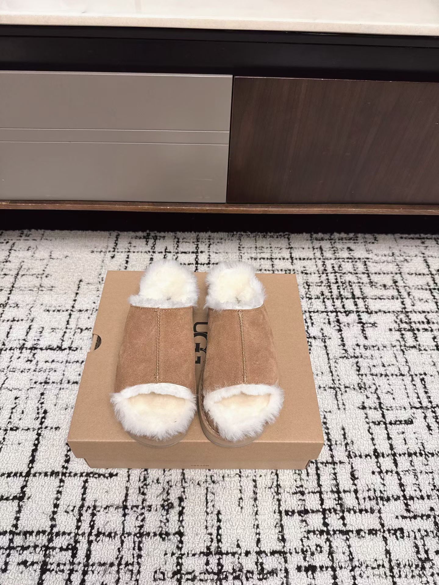 NO:561941,Purchasing grade UGG 25 new autumn and winter new series of casual shoes, Ainsley Muller slippers, fashionable and comfortable shallow flat bottom slip-ons and half slippers, classic suede cowhide with 10mm wool lining, insole, suede collar, soft and comfortable, decorated with UGG classic heat embossed brand logo on the back, full of texture, light rubber thin sole, non-slip, wear-resistant and comfortable  Size35-40 (40 is custom-made and cannot be returned or exchanged), furry shoes and slippers, slippers, cowhide19860909代购级 UGG 25秋冬新款 便鞋新生系列 安思丽穆勒拖 时尚舒适浅口平底一脚蹬 半拖 经典翻毛牛皮搭配10毫米羊毛里衬 鞋内底 翻毛领 茸软舒适 后侧饰有UGG经典热压花品牌徽标 质感满满 轻盈橡胶薄底 防滑耐磨且舒适 Size35-40（40订做不退换）,毛毛鞋拖鞋,slippers,cowhide,Women's Shoes