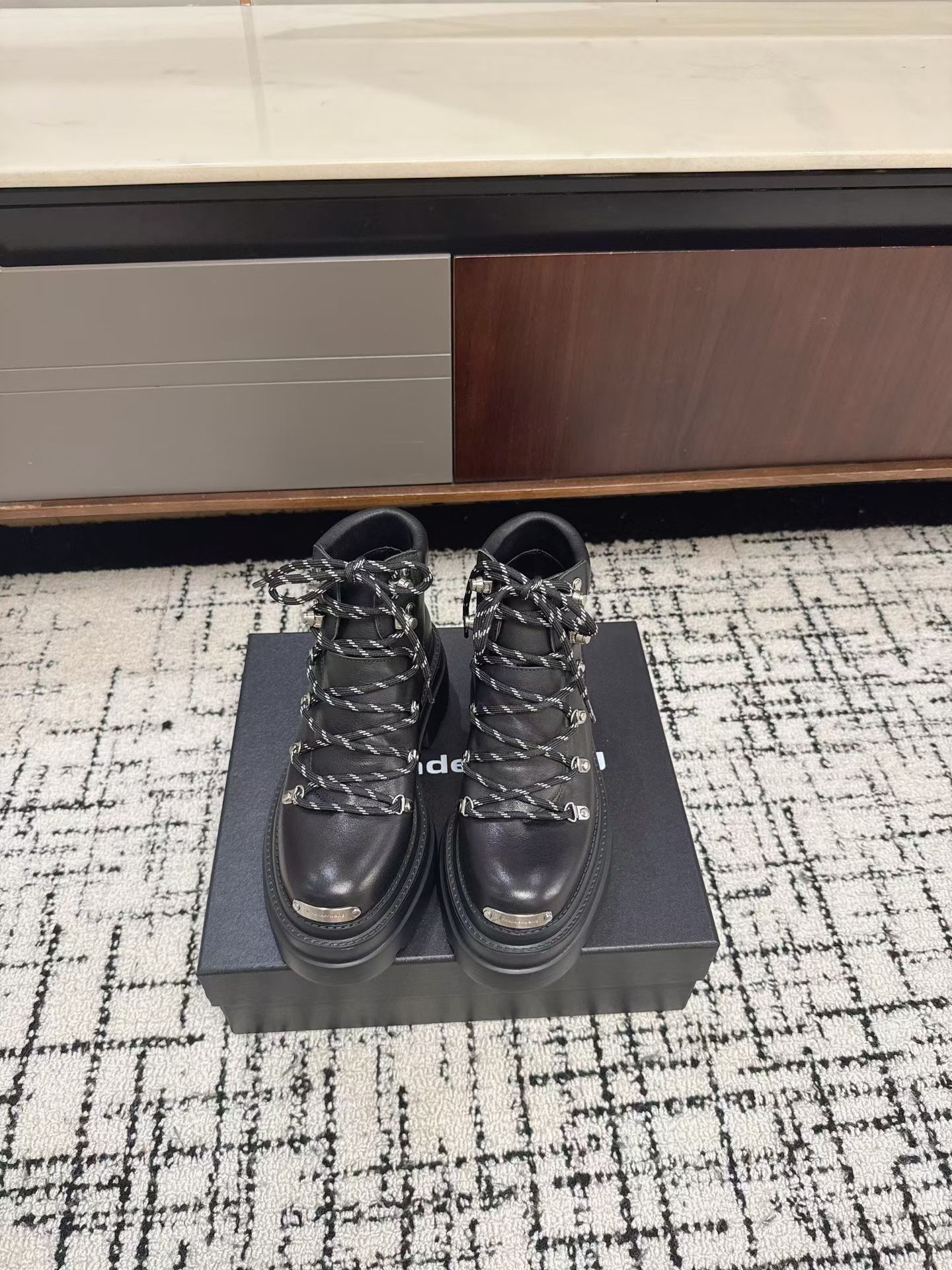 NO:561938,Purchasing agent Alexander Wang aw carter Jennie Wang’s thick-soled short boots are amazing, and the same style of loafers comes from pressure mountain king HaileyBieber’s collision shoes!  Compared with the previous old model and yours, the new model looks taller and slimmer. In addition to the classic black, it also has low-key and white colors. The suede leather brother is matched with the iconic brand logo, and the 5.5cm thick sole design makes it easy to have long legs!  Size35-39 (40 customized, non-returnable), boots, alexander wang, cartier, loafers, boots, chamois leather19860909代购级 Alexander Wang aw carter Jennie 大王这 厚底短靴好绝,同款乐福鞋来自压力山大王 HaileyBieber撞鞋！ 新款相比之前的老款和你家的显高显瘦,除了经典黑色 都是低调白搭的配色 麂皮皮哥搭配标志性的品牌徽标,加上5.5cm厚底设计轻松拥有大长腿！ Size35-39（40定制不退换）,靴子,alexander wang,cartier,loafers,boots,chamois leather,Women's Shoes