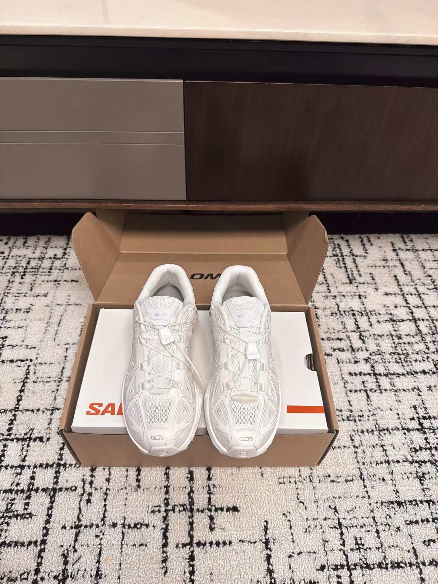 NO:561928,Salomo*25SS new XT Whisper trendy sports shoes combine outdoor functionality and urban trend. They adopt an iconic streamlined shoe body design and a large area of breathable mesh structure, which combines visual tension and practicality. The shoelace system is highly recognizable and adds avant-garde functional elements to the overall shape.  Inheriting Salomon's technical advantages in the outdoor field, the midsole has good cushioning and support, suitable for daily walking, light sports and other scenes; the upper material is wear-resistant and breathable, and can meet the wearing needs in a variety of environments. Imported upper technology, mesh lining, rubber outsole, SIZE35-41, dad shoes, sneakers19860909Salomo*25SS新款XT Whisper潮流运动鞋 融合户外功能性与都市潮流感,采用标志性的流线型鞋身设计,搭配大面积的透气网面结构,兼具视觉张力与实用性；鞋带系统极具辨识度,为整体造型增添了前卫的机能风元素. 继承了萨洛蒙在户外领域的技术优势,中底具备良好的缓震与支撑性,适合日常行走、轻度运动等场景；鞋面材质耐磨且透气,能应对多种环境下的穿着需求. 鞋面进口工艺 内里网布 大底橡胶大底 SIZE35-41,老爹鞋,sneakers,Women's Shoes