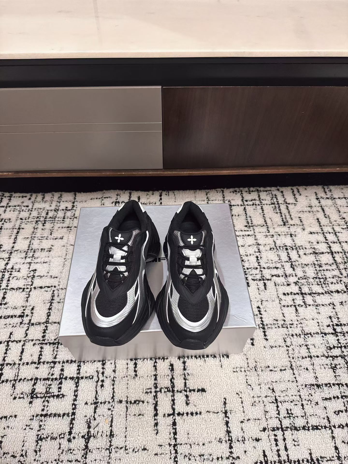 NO:561933,SMFK 25SS black thick-soled dad shoes are made of mesh and leather materials, which are both breathable and textured. The shoe body is decorated with the brand's iconic cross flower, which is highly recognizable. The black and silver color scheme is cool and full of futuristic technology. The thick-soled dad shoe style not only enhances the fashion sense, but also has a significant height-increasing effect; the lace design fits the foot shape, is comfortable to wear and easy to adjust the tightness. It combines sporty style and trendy feeling, which is not only suitable for daily leisure, but also adds personality and avant-garde sense to the look. Upper mesh/special technology, inner elastic mesh, outsole rubber combination Size35-40, dad shoes19860909SMFK 25SS黑色厚底老爹鞋 采用网面与皮革拼接的材质,兼具透气性与质感.鞋身带有品牌标志性的十字花装饰,辨识度高,黑银配色酷感十足,充满未来科技感. 厚底老爹鞋款式,在提升时尚感的同时,还能起到显著的增高效果；系带设计贴合脚型,穿着舒适且便于调节松紧.融合了运动风与潮流感,既适合日常休闲,又能为造型增添个性与前卫感. 鞋面网面/特殊工艺 内里弹力网 大底橡胶组合 Size35-40,老爹鞋,Women's Shoes