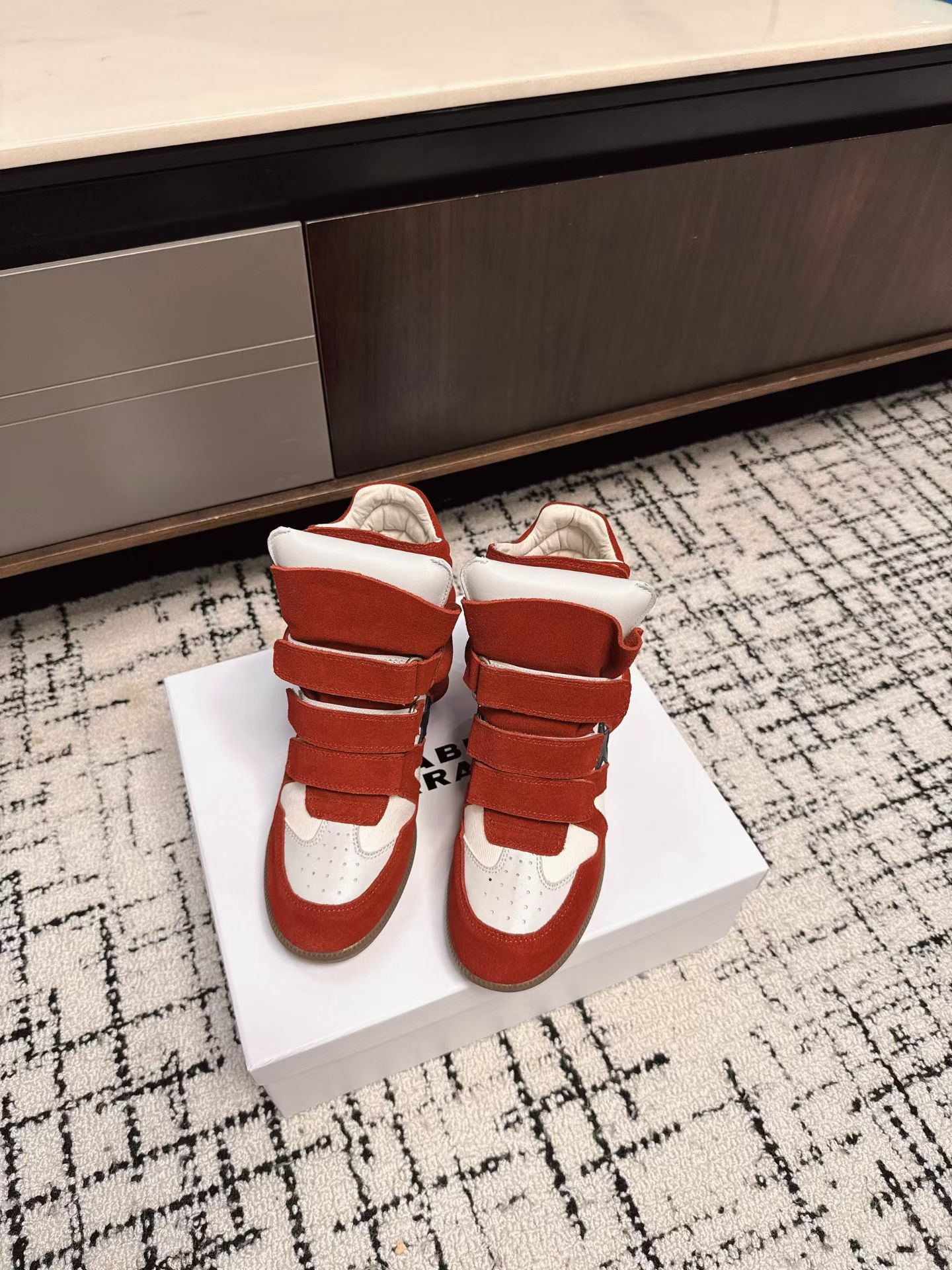 NO:561968,ISABEL MARAN* Isabel’s 25 autumn and winter five-pointed star new models are hotly recommended by INS internet celebrity bloggers!  A pair of simple yet high-end boots...the original 1:1 replica hidden-line outsole!  It feels particularly comfortable on your feet and can be worn with any outfit!  Super suitable for street photography, easy to wear. Isabel Marant first launched the brand's famous single product wedge sneakers Bekett in 2011. Soon, Marant became famous for this shoe, and cooperated with brands such as Converse and H&M. The upper is cow suede/cowhide, the lining is sheepskin, and the outsole is rubber. Size35-40 (40 and 41 are customized and non-returnable)  in,snow boots,converse,versace,boots,sneakers,cowhide,sheepskin19860909ISABEL MARAN* 伊莎贝尔25款秋冬 五角星新款 INS网红博主热推！一双简单又不失高级的靴子...原版1:1复刻隐线大底！脚感特别舒适 随意百搭！超级适合街拍,好穿有IsabelMarant 于 2011 年首次推出了品牌的著名单品坡跟运动鞋 Bekett.很快,Marant 就因这款鞋款而声名鹊起,并与 Converse、H&M 等品牌合作 鞋面牛反绒/牛皮 内里羊皮 大底橡胶大底 Size35-40（40 41订做不退换） 在,雪地靴,converse,versace,boots,sneakers,cowhide,sheepskin,Women's Shoes