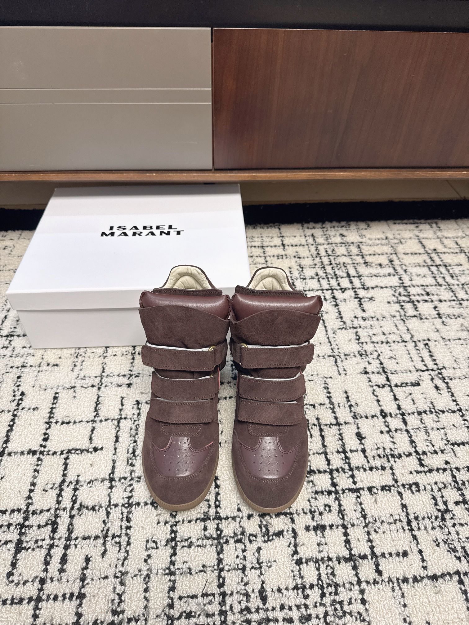 NO:680510,ISABEL MARAN* Isabel’s 25 new autumn and winter styles are hotly recommended by INS internet celebrity bloggers!  A pair of simple yet high-end boots...the original 1:1 replica hidden-line outsole!  It feels particularly comfortable on your feet and can be worn with any outfit!  Super suitable for street photography, easy to wear. Isabel Marant first launched the brand's famous single product wedge sneakers Bekett in 2011. Soon, Marant became famous for this shoe, and cooperated with Converse, H&M and other brands. Upper cow suede/cowhide, lining sheepskin, outsole rubber outsole Size 35-40 (custom-made for 40, non-returnable)  in,snow boots,converse,versace,boots,sneakers,cowhide,sheepskin19860909ISABEL MARAN* 伊莎贝尔25款秋冬新款 INS网红博主热推！一双简单又不失高级的靴子...原版1:1复刻隐线大底！脚感特别舒适 随意百搭！超级适合街拍,好穿有IsabelMarant 于 2011 年首次推出了品牌的著名单品坡跟运动鞋 Bekett.很快,Marant 就因这款鞋款而声名鹊起,并与 Converse、H&M 等品牌合作 鞋面牛反绒/牛皮 内里羊皮 大底橡胶大底 Size35-40（40订做不退换） 在,雪地靴,converse,versace,boots,sneakers,cowhide,sheepskin,Women's Shoes