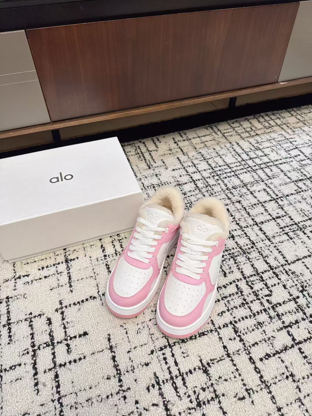 NO:616004,Purchasing agent alo25s new autumn and winter color matching white shoes thick sole wool comfortable casual style alo understands girls better than Nike!  Super versatile on the feet!  And super comfortable!  It’s a thick-soled model but not heavy on the feet at all!  Very light!  It looks even better with socks!  And it’s the same model recommended by celebrities~the upper toes are taller and the legs are slimmer!  It’s super suitable for us little girls~ The overall shoe also has a classic color-blocking and contrasting design with a delicate leather texture on the upper!  !  Material cowhide, lining wool, outsole pure natural rubber outsole Size#35-40 (40 customization is not returnable), casual shoes/sports shoes, sneakers, cowhide19860909代购级 alo25s 秋冬新款 拼色小白鞋厚底 羊毛 舒适休闲款 alo比耐克更懂女生！上脚超级百搭！而且超级舒适！是厚底款但是上脚一点都不沉重！ 非常轻便！套上袜套搭配更好看！而且还是明星同款推荐～上脚增高显腿细！ 超级适合我们小个子女生～鞋子整体也是经典的拼色撞色设计搭配鞋面细腻的真皮纹路肌理感！！ 材质牛皮 内里羊毛 大底纯天然橡胶大底 Size#35-40（40定制不退换）,休闲鞋/运动鞋毛毛鞋,sneakers,cowhide,Women's Shoes